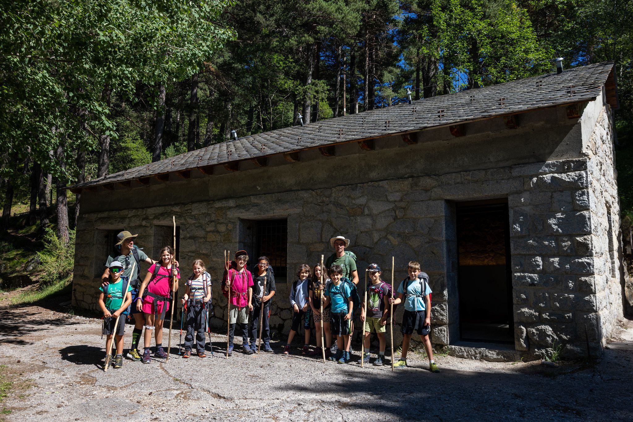 Els infants, preparats per sortir d'excursió.