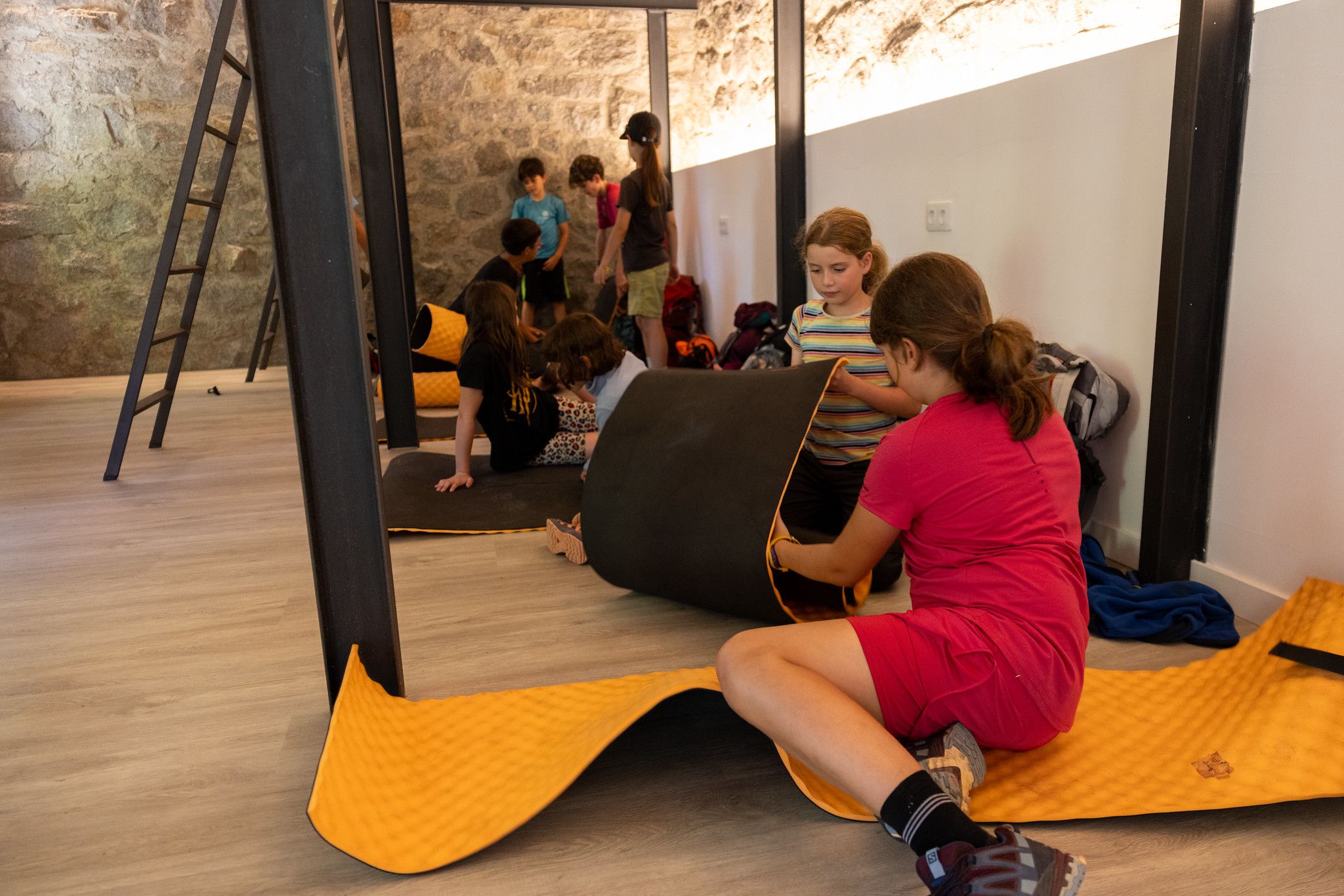 Els nens, col·locant les estoretes a la nova instal·lació.