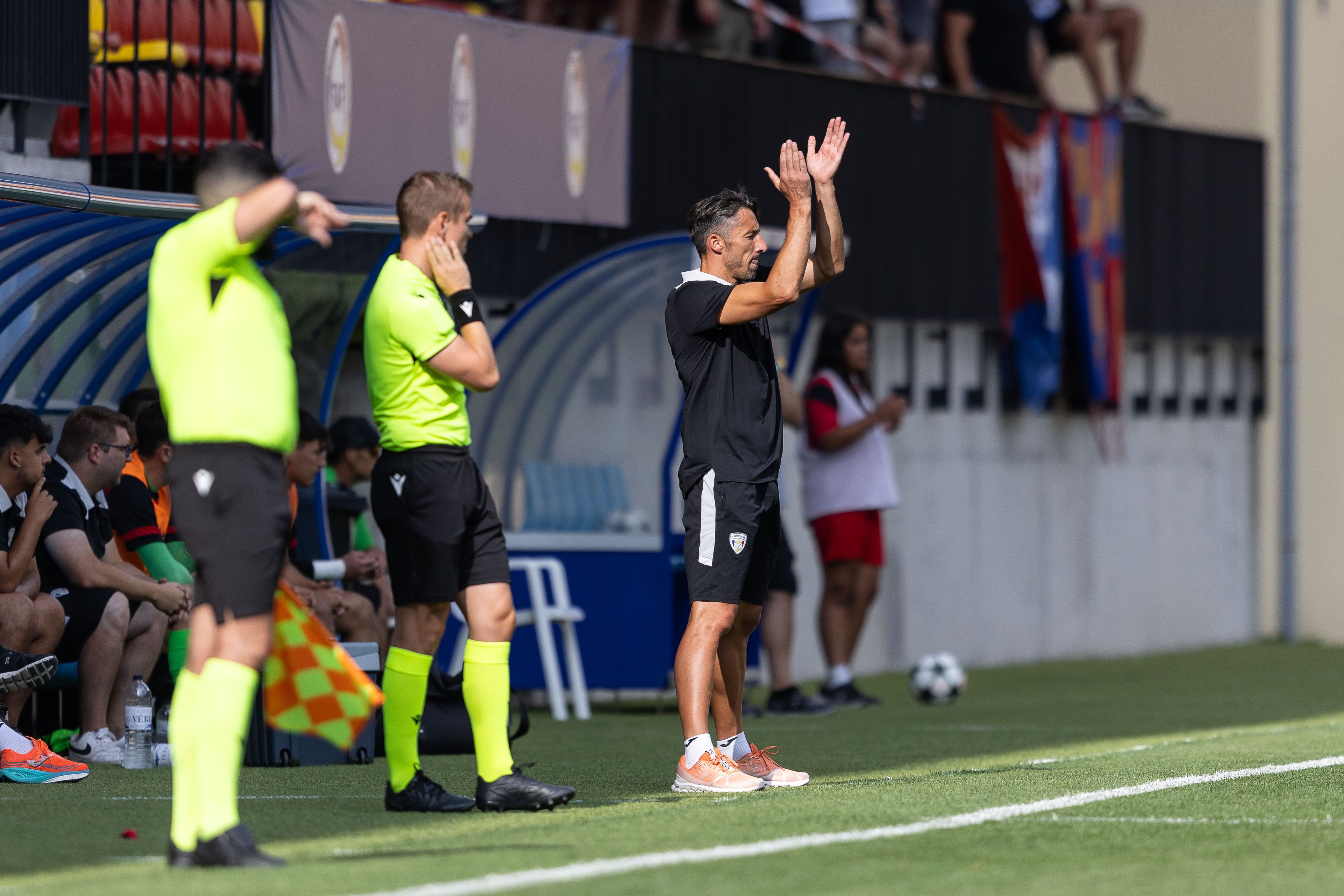 L'entrenador de l'FC Santa Coloma, Fede Bessone, a la zona tècnica. L'entrenador de l'FC Santa Coloma, Fede Bessone, a la zona tècnica.