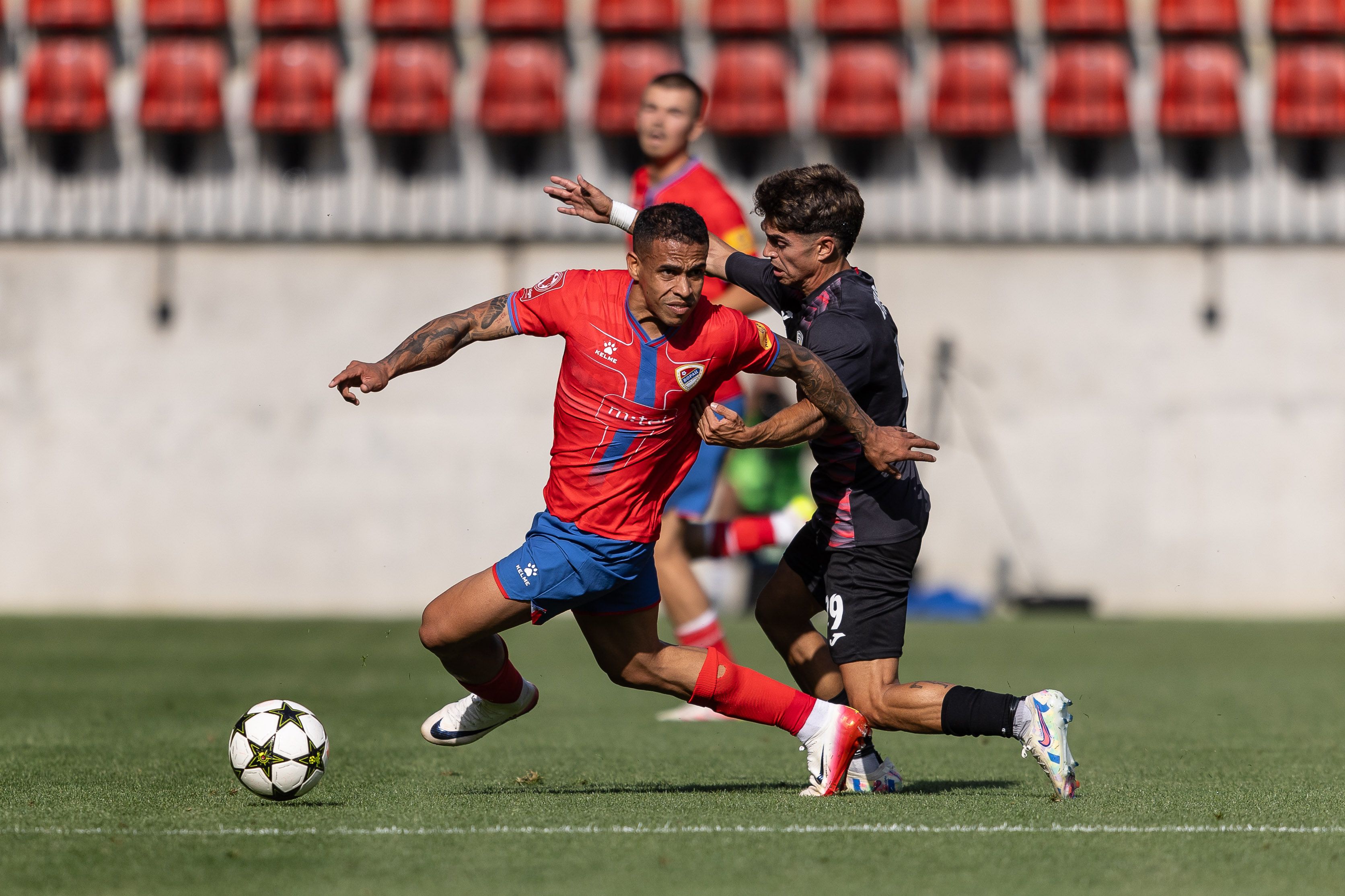 David Virgili, en una entrada sobre un jugador visitant. David Virgili, en una entrada sobre un jugador visitant.