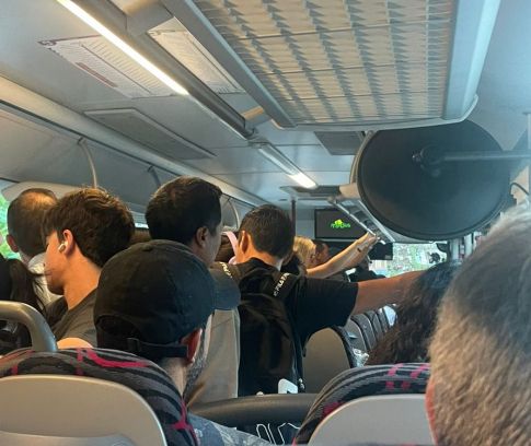 Un autobus de la L2 ple de gent. Un autobus de la L2 ple de gent.