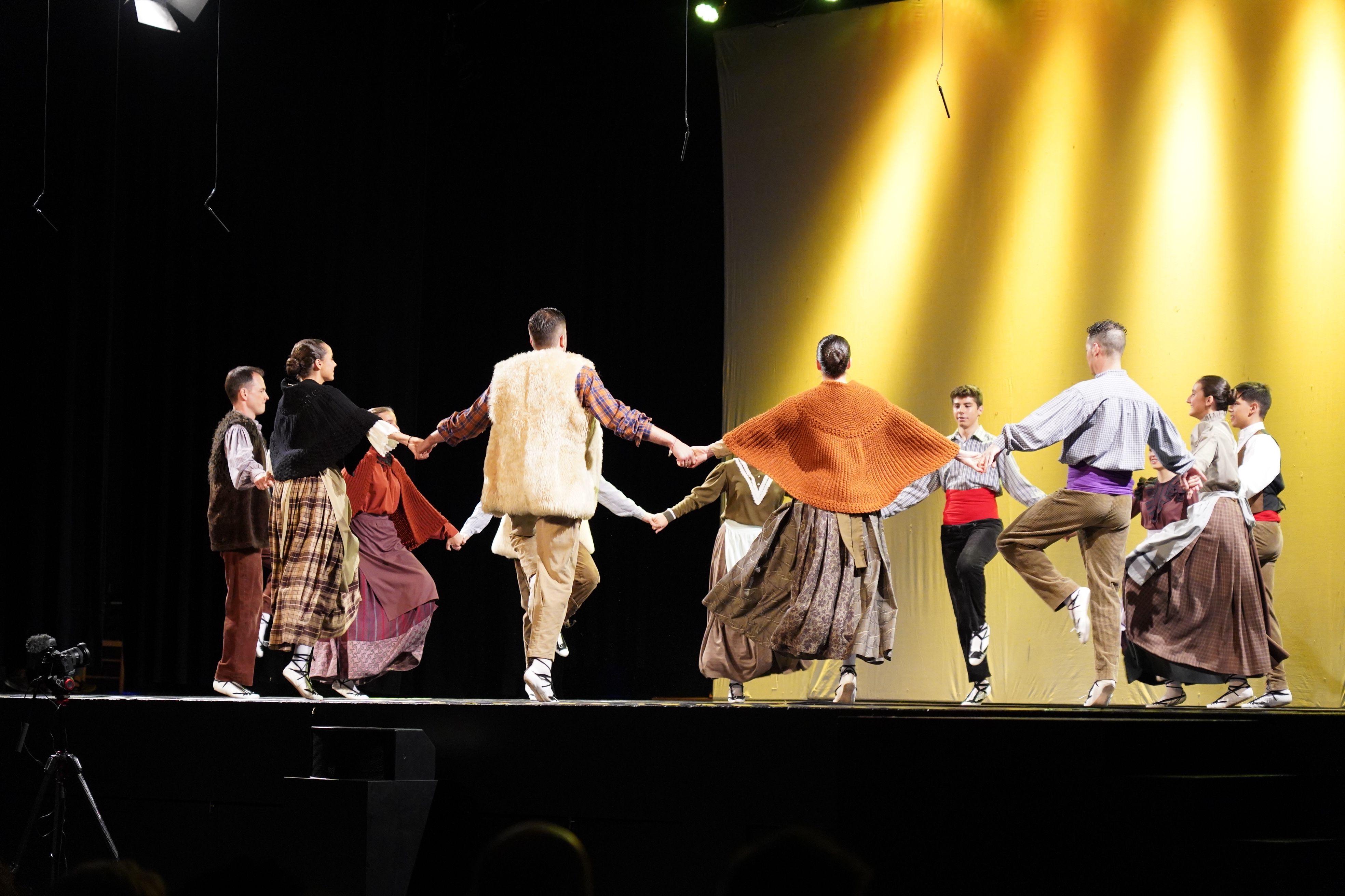 Ball tradicional a càrrec de l’Esbart Santa Anna. Ball tradicional a càrrec de l’Esbart Santa Anna.