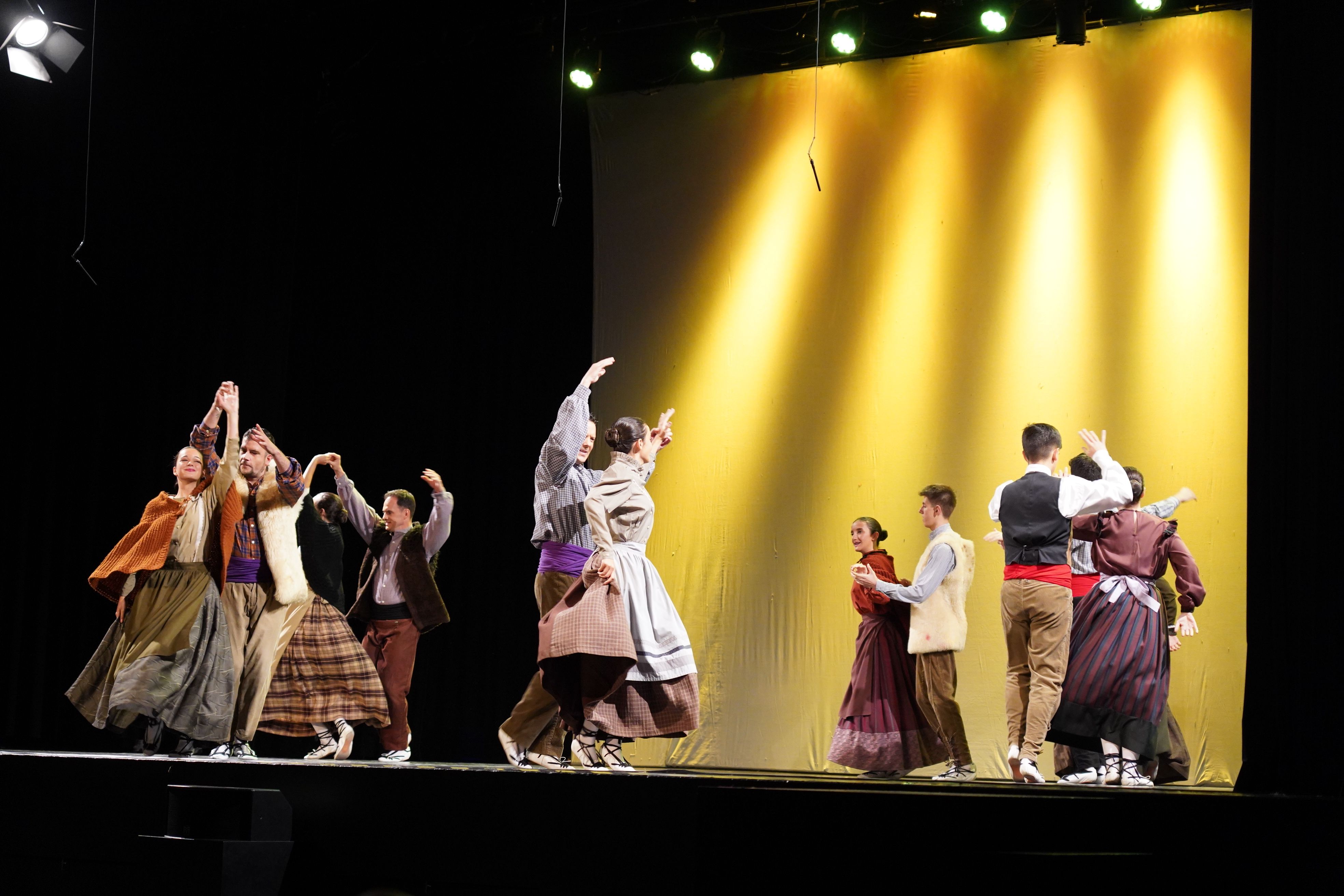 Actuació de l’Esbart Santa Anna. Actuació de l’Esbart Santa Anna.