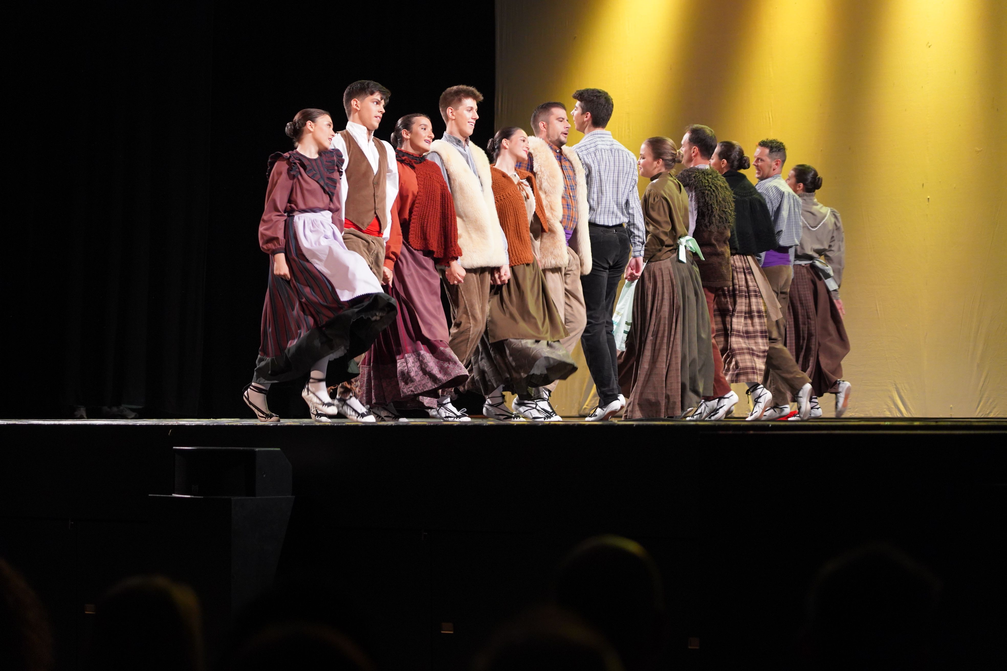 L’Esbart Santa Anna en plena actuació al festival. L’Esbart Santa Anna en plena actuació al festival.