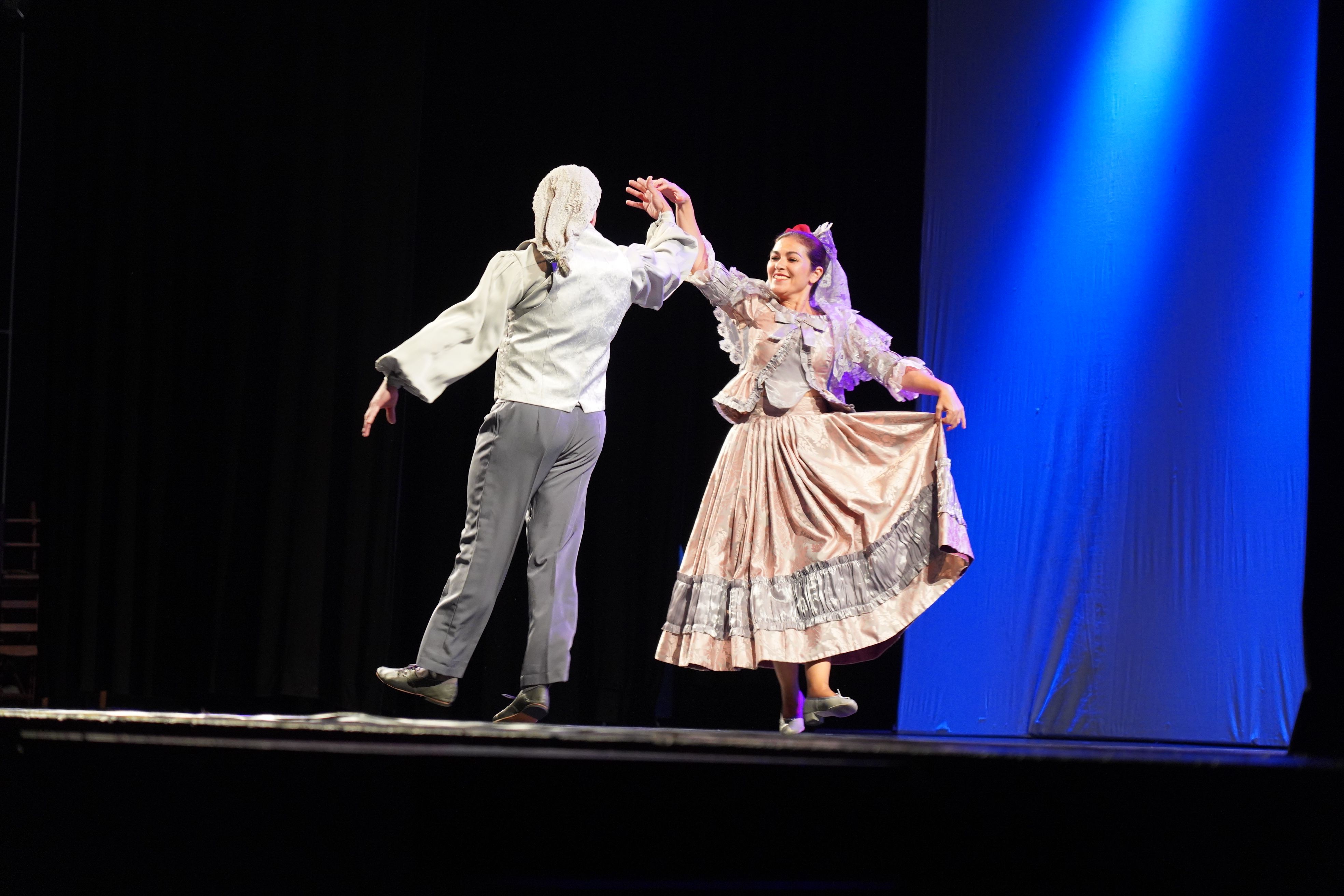 Un moment de dansa amb l’Esbart Santa Anna. Un moment de dansa amb l’Esbart Santa Anna.