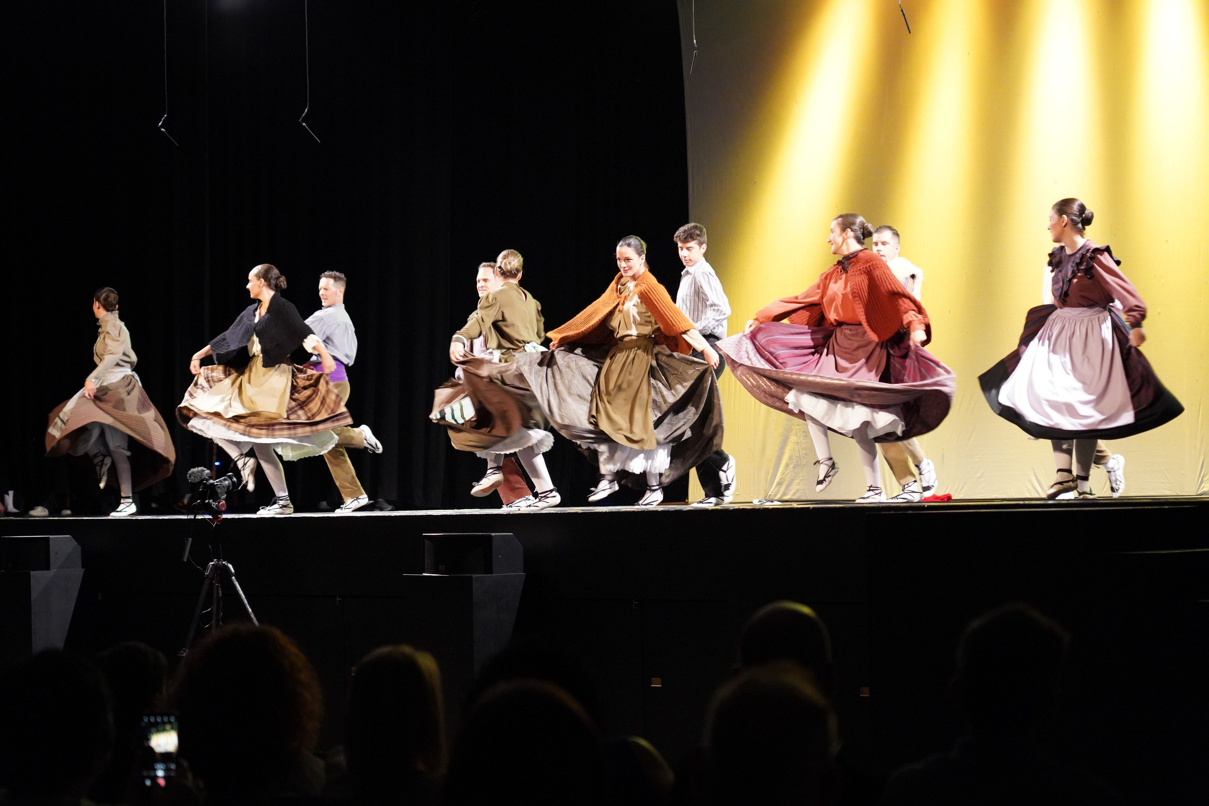 L'Esbart Santa Anna obre la festa major d'Escaldes. L'Esbart Santa Anna obre la festa major d'Escaldes.