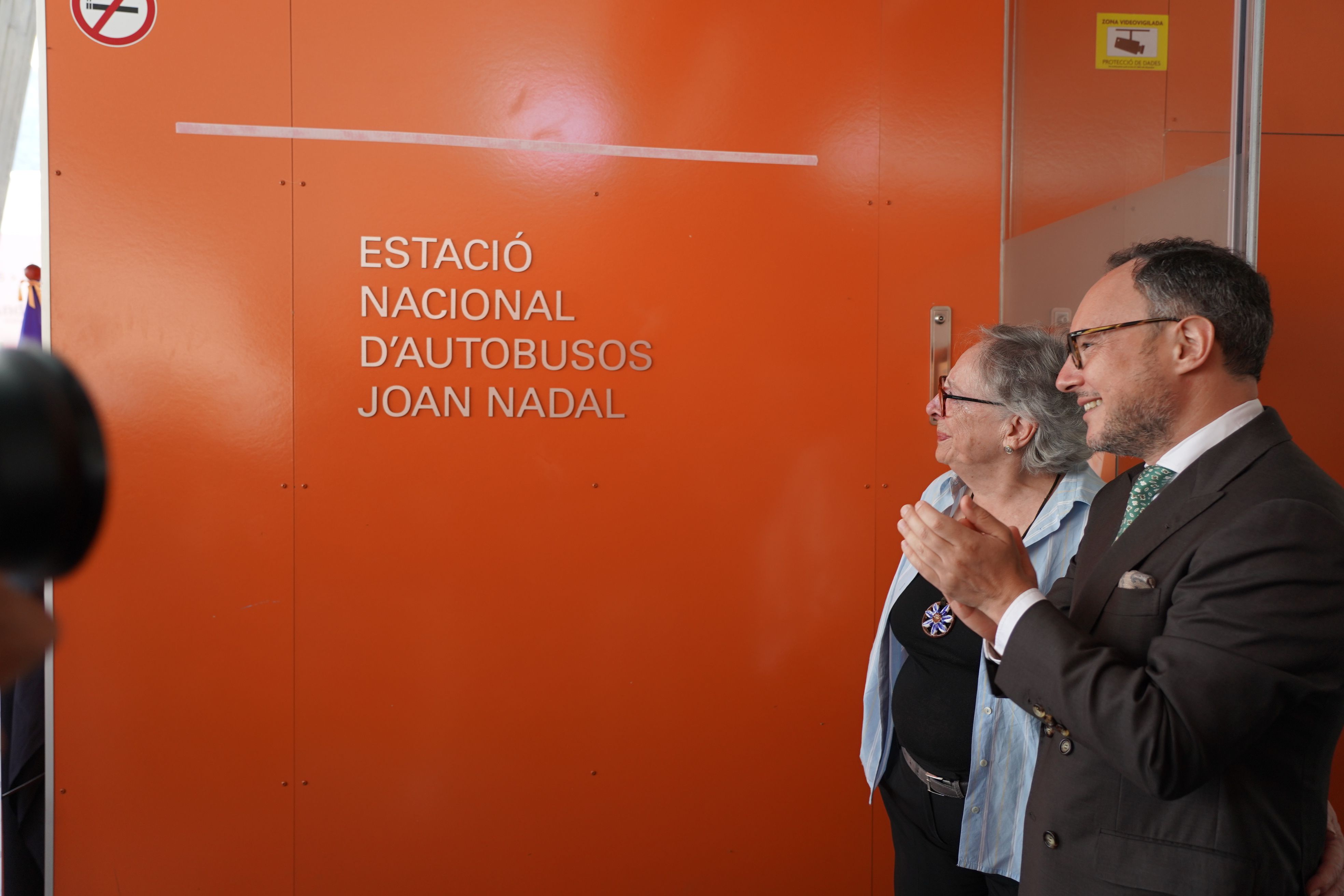 La Roser, vídua del Joan, s'emociona veient el nom del seu marit a l'estació. La Roser, vídua del Joan, s'emociona veient el nom del seu marit a l'estació.