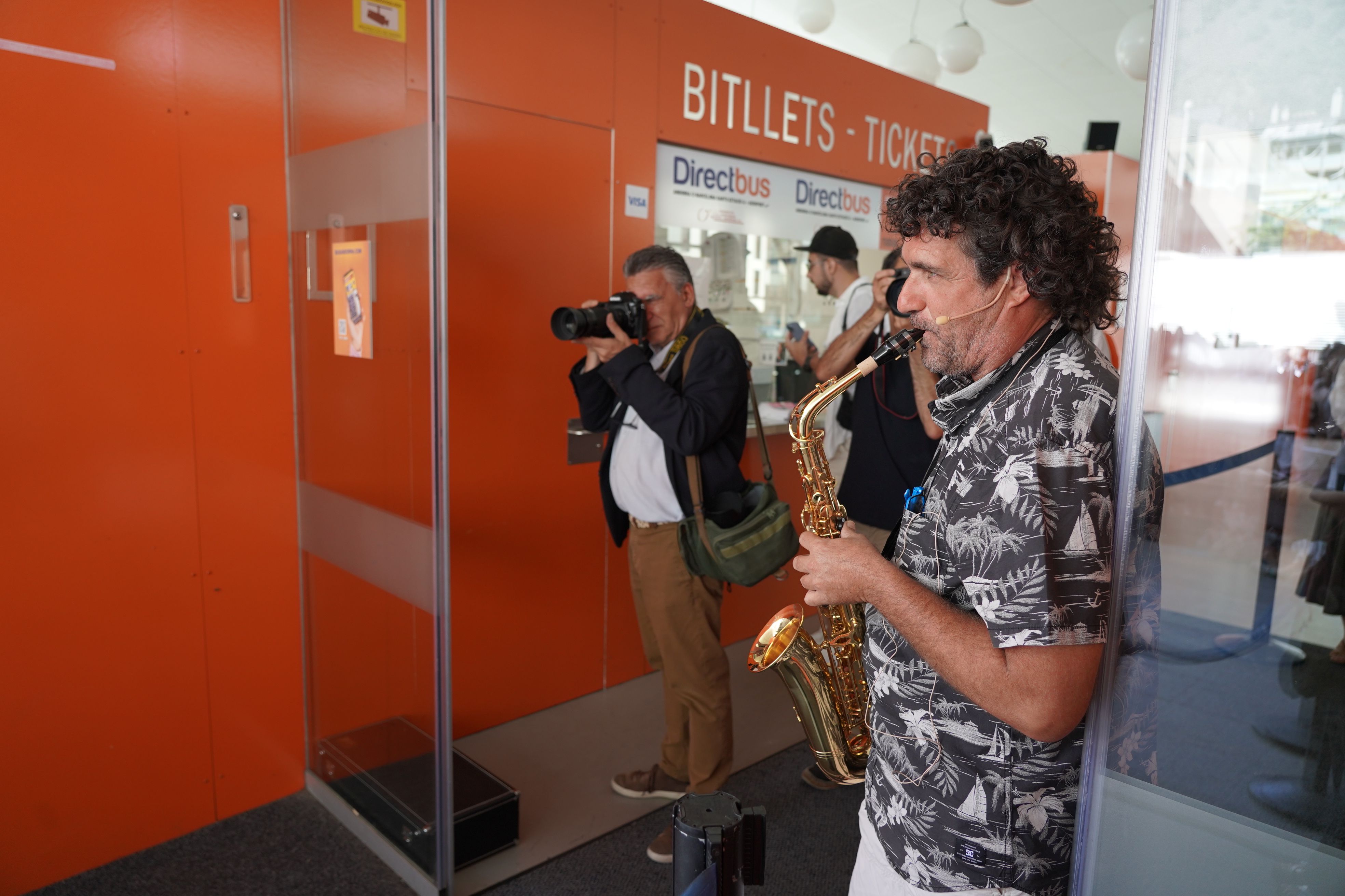 Lluís Cartes tocant el saxofon que havia estat de Nadal. Lluís Cartes tocant el saxofon que havia estat de Nadal.