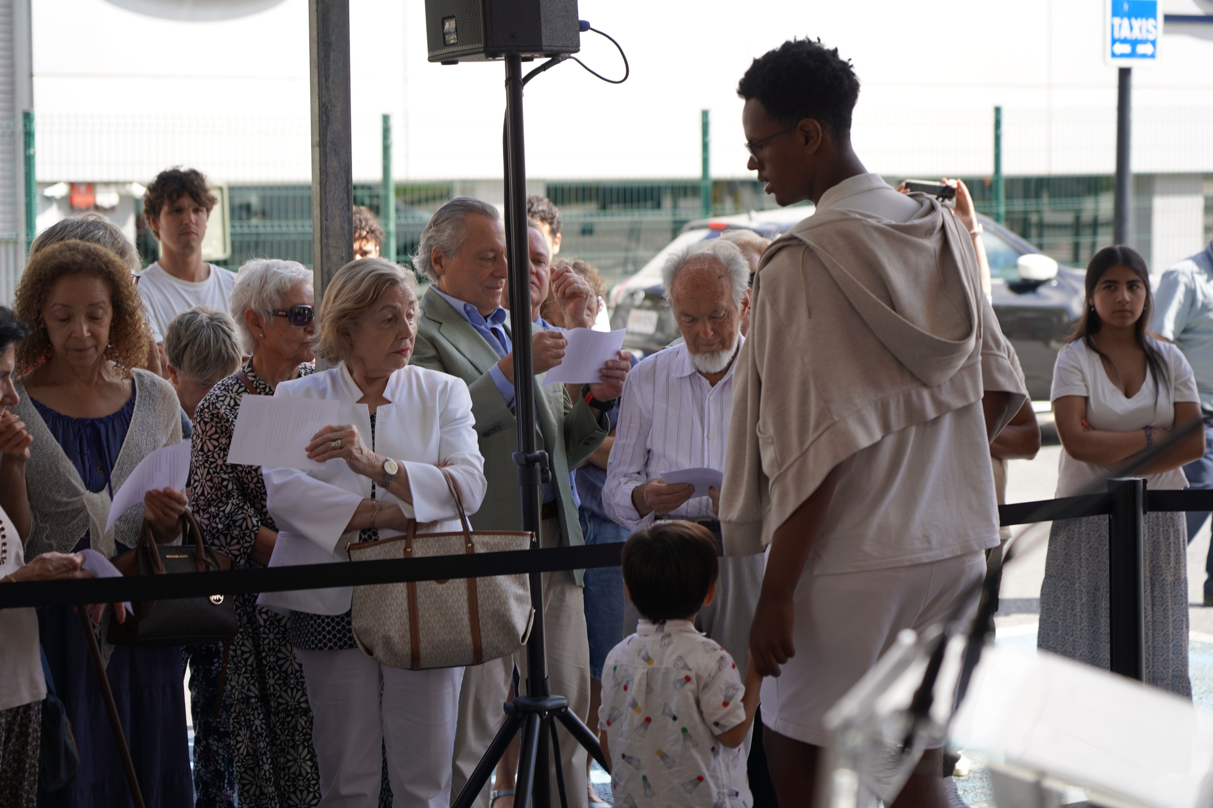 La família ha repartit papers amb la lletra de 'Juntos'. La família ha repartit papers amb la lletra de 'Juntos'.