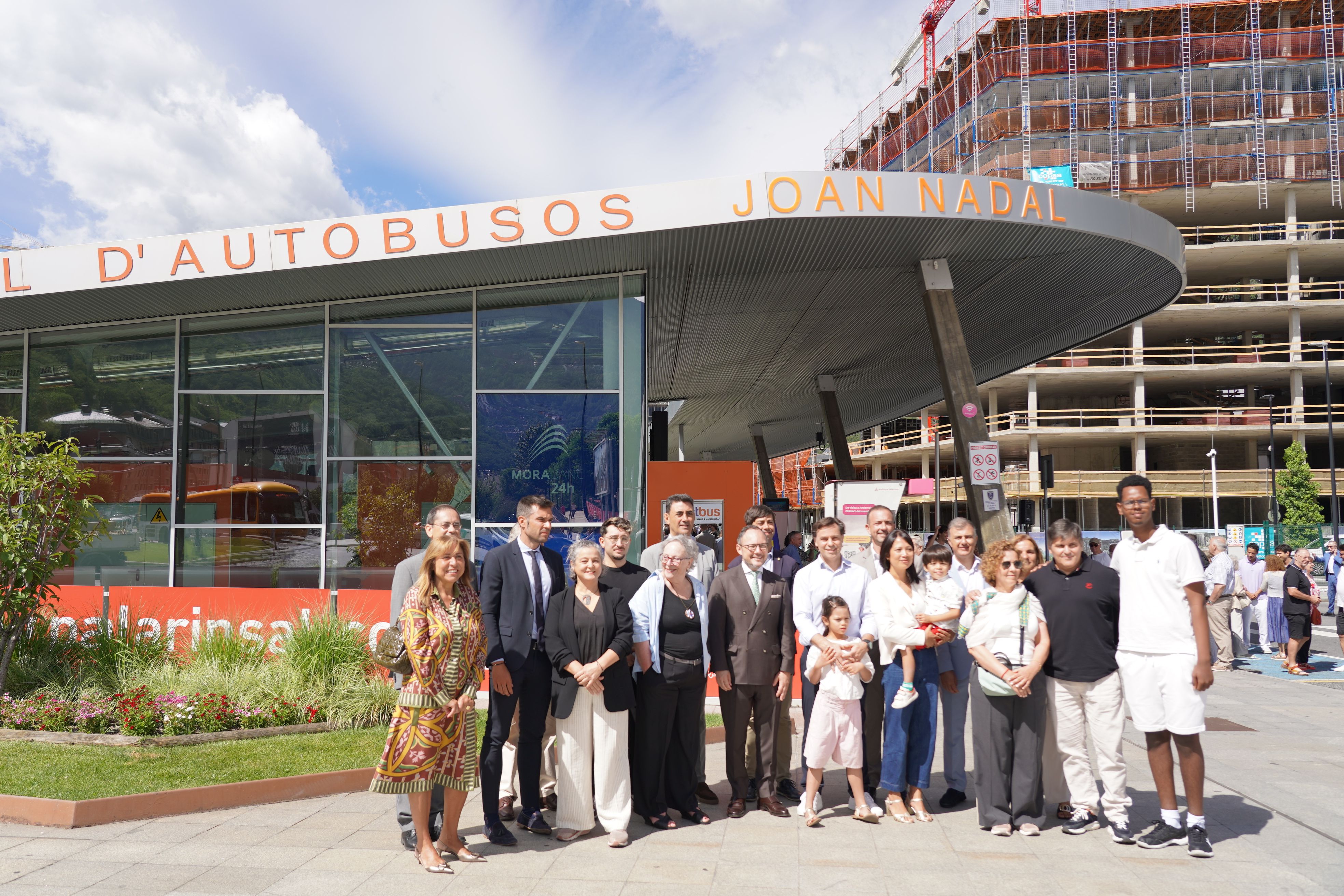 Foto amb la família del Joan Nadal i les autoritats. Foto amb la família del Joan Nadal i les autoritats.