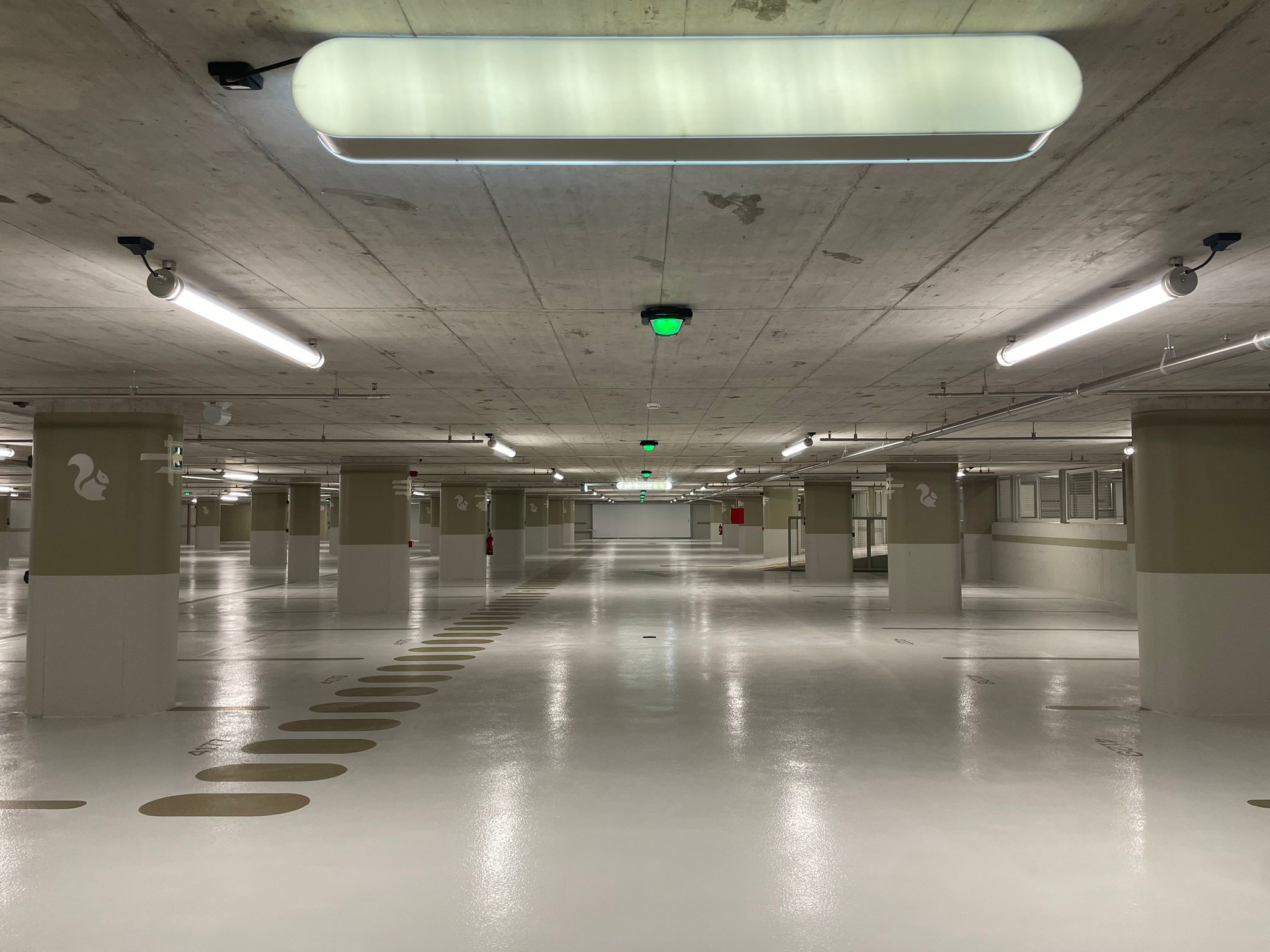 Vista general d’una de les plantes del pàrquing. Vista general d’una de les plantes del pàrquing.