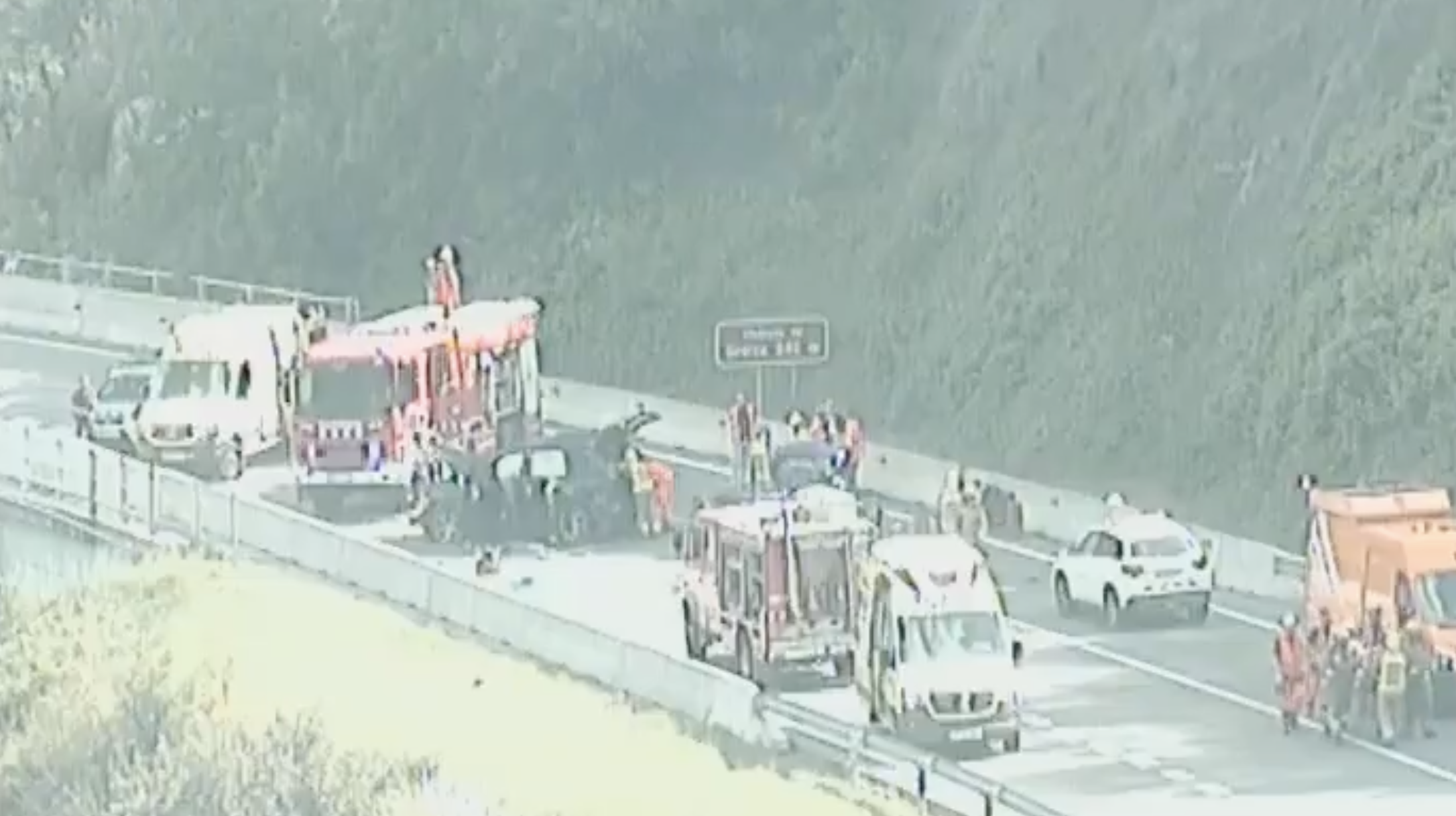 Efectius dels cossos d'emergència treballant al lloc de l'accident.