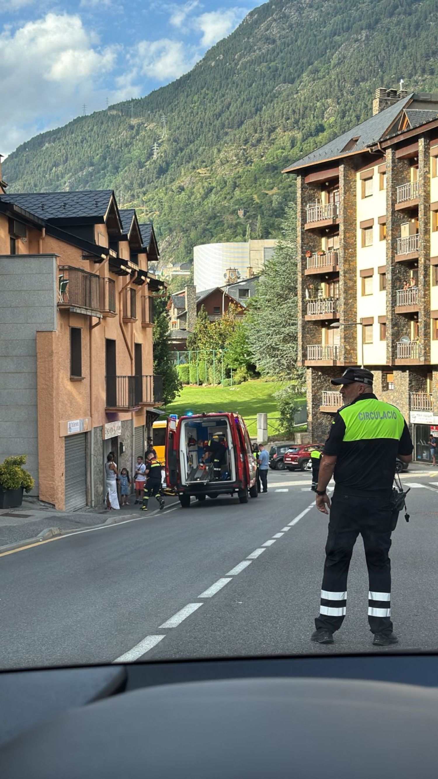 L'ambulància al lloc dels fets.