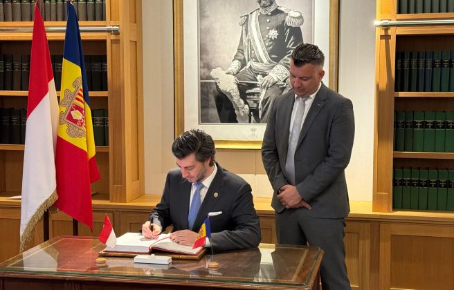 El síndic general, Carles Ensenyat, ha signat el llibre d’or del parlament monegasc.