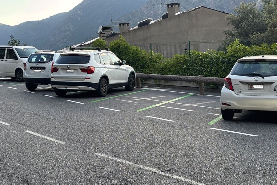 Una de les zones verdes d'estacionament.