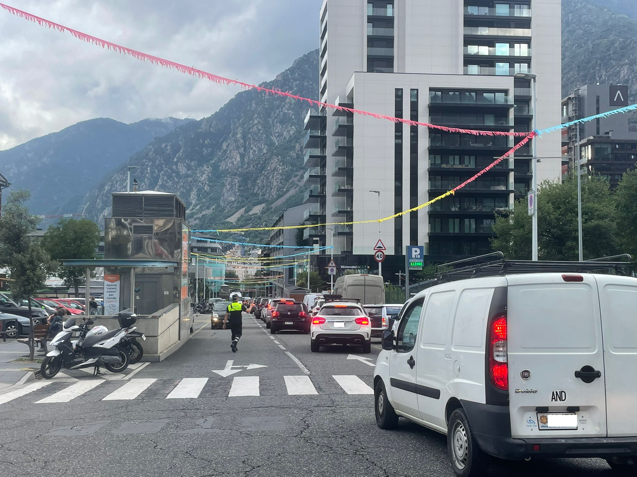 Retencions al centre d'Escaldes, aquesta tarda.