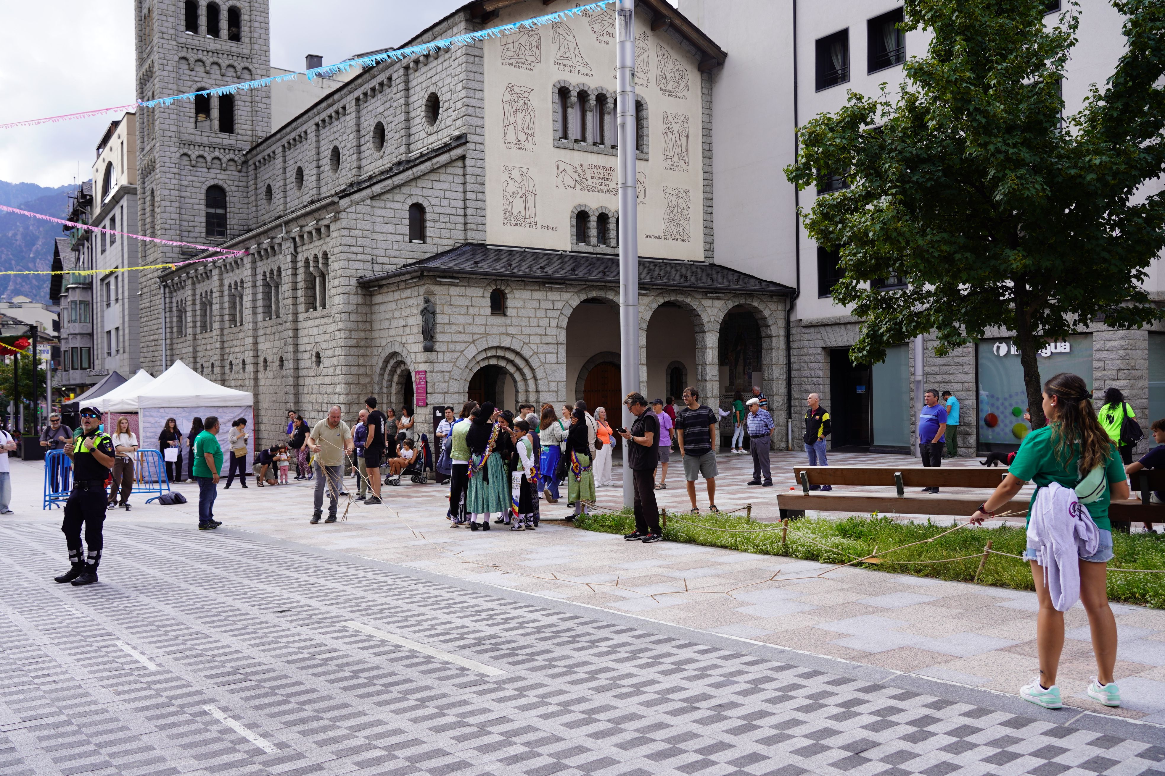 Preparació de la traca just després del repic de campanes inaugural. Preparació de la traca just després del repic de campanes inaugural.