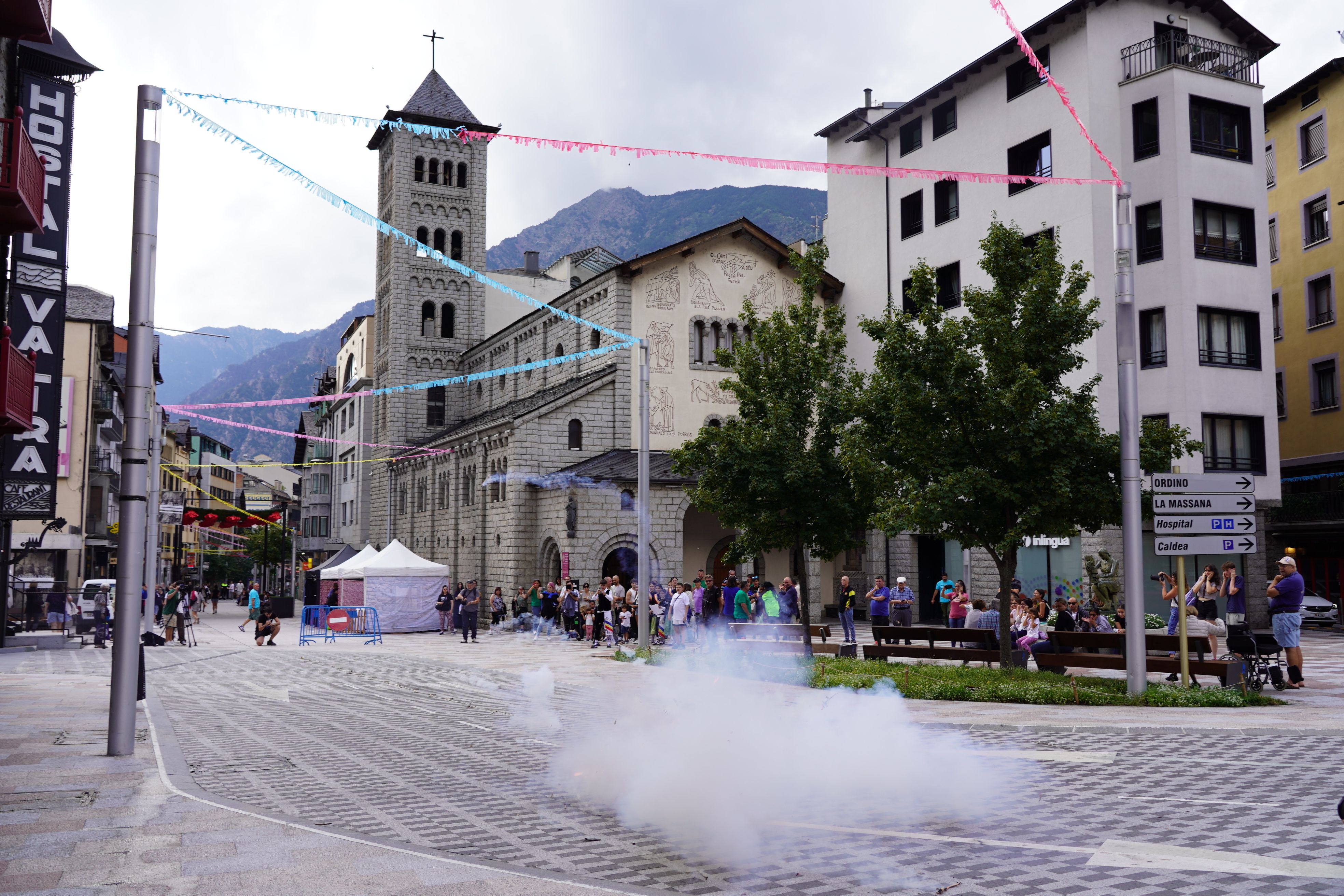 La traca d’arrencada petant ben fort. La traca d’arrencada petant ben fort.