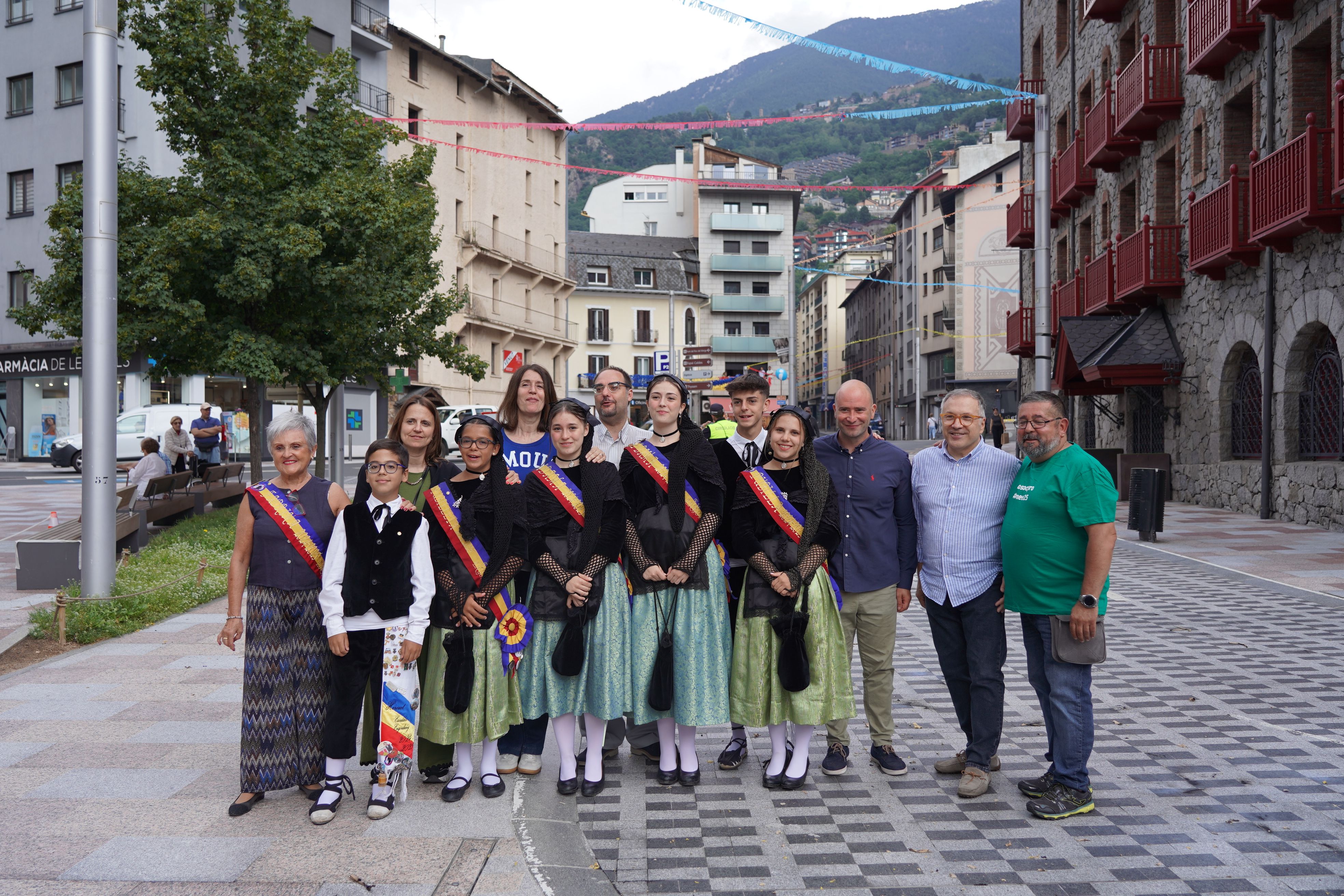 Les autoritats de la parròquia amb el pubillatge local. Les autoritats de la parròquia amb el pubillatge local.