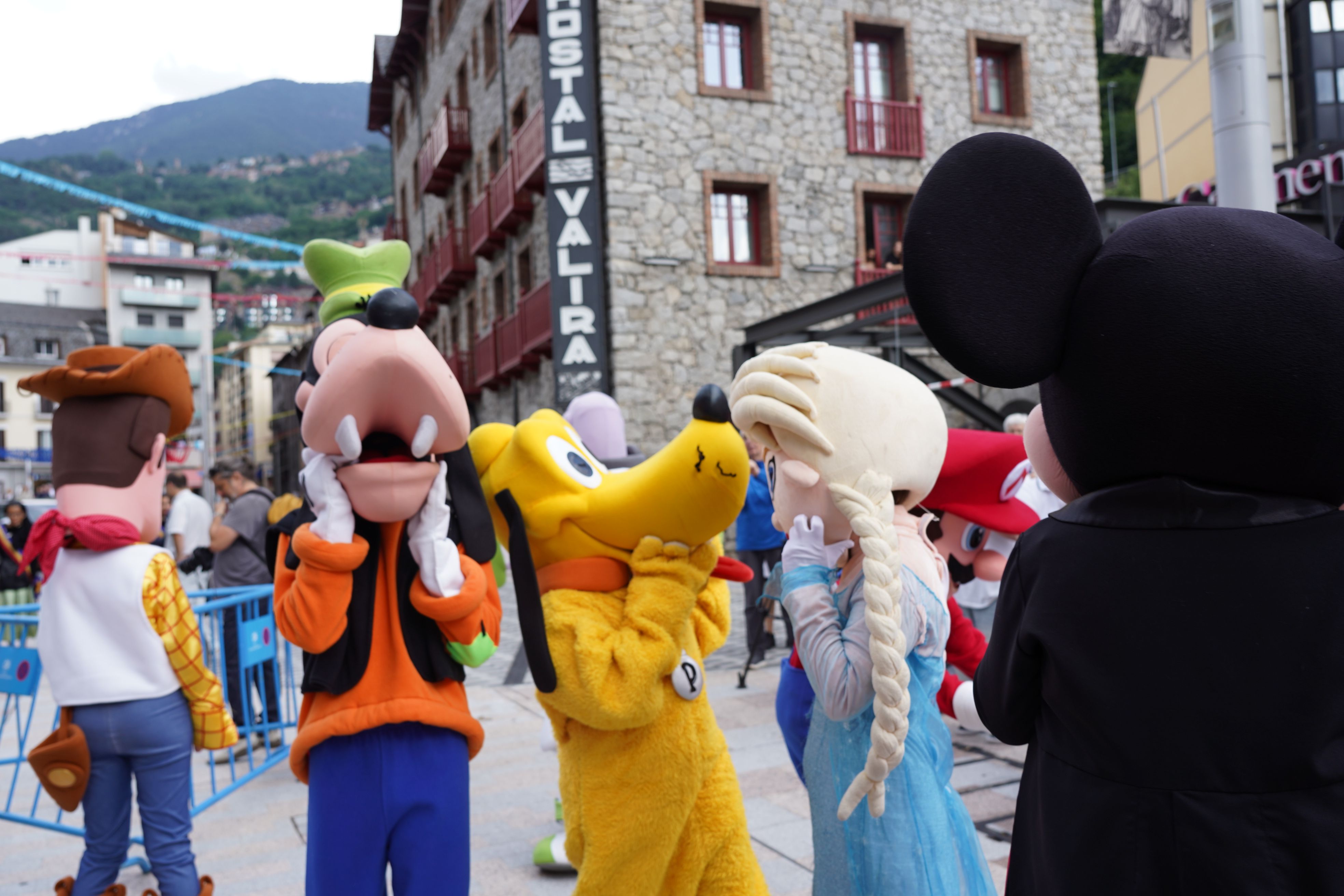 Els personatges de Disney a punt per acompanyar la banda. Els personatges de Disney a punt per acompanyar la banda.