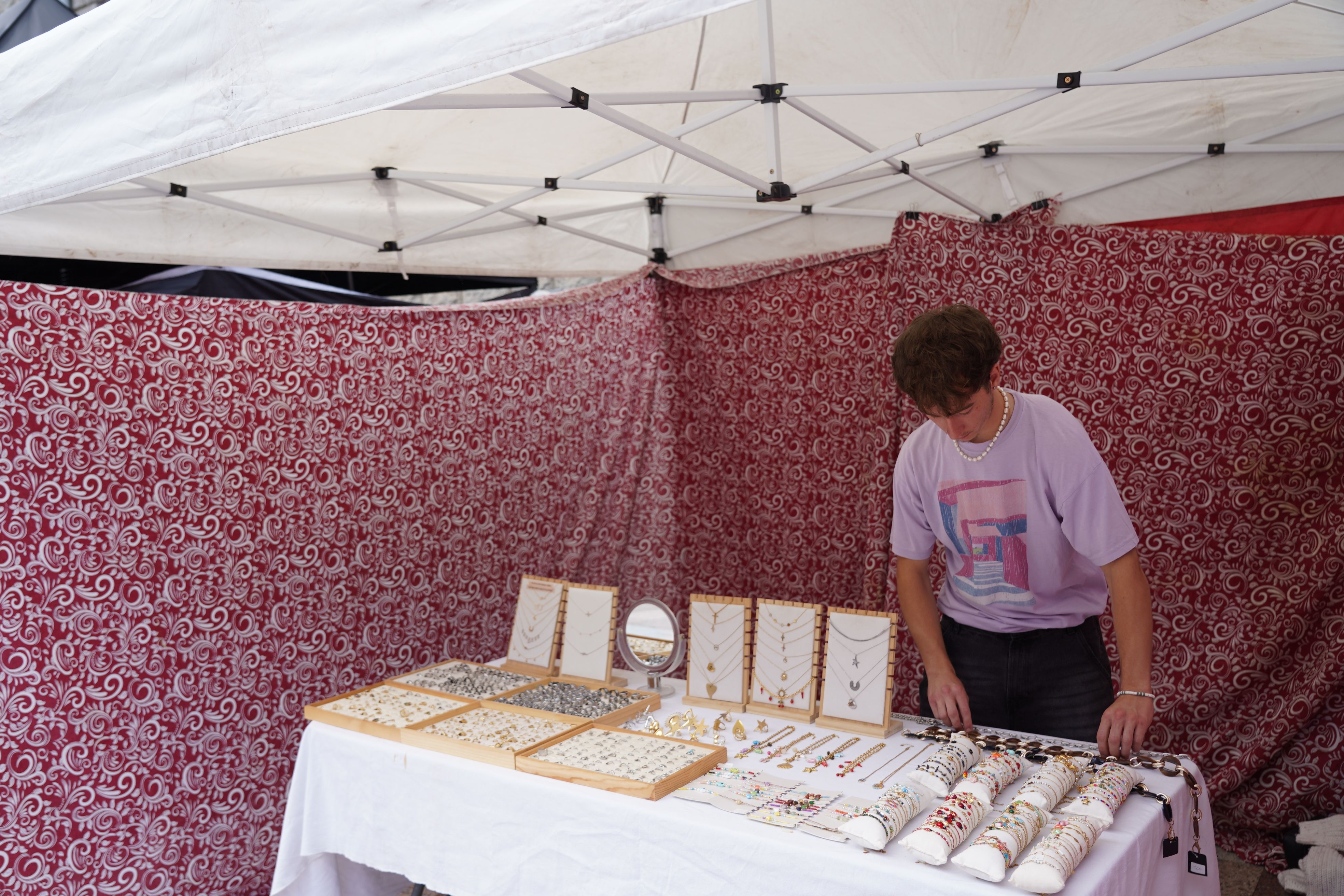 Un paradista de bijuteria a la plaça de l’Esglèsia. Un paradista de bijuteria a la plaça de l’Esglèsia.
