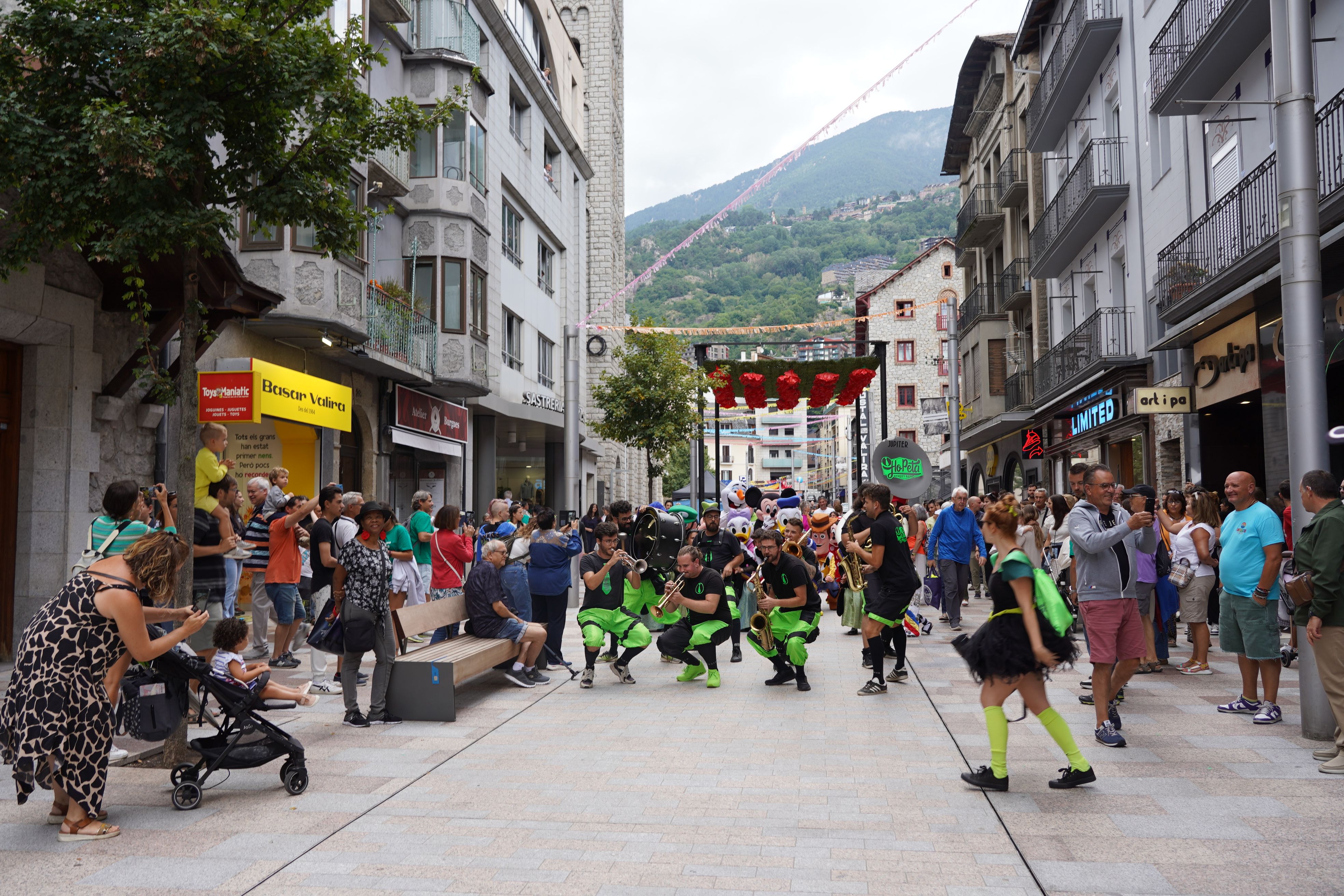 Ho Peta Street Band durant la cercavila per l’avinguda Carlemany. Ho Peta Street Band durant la cercavila per l’avinguda Carlemany.