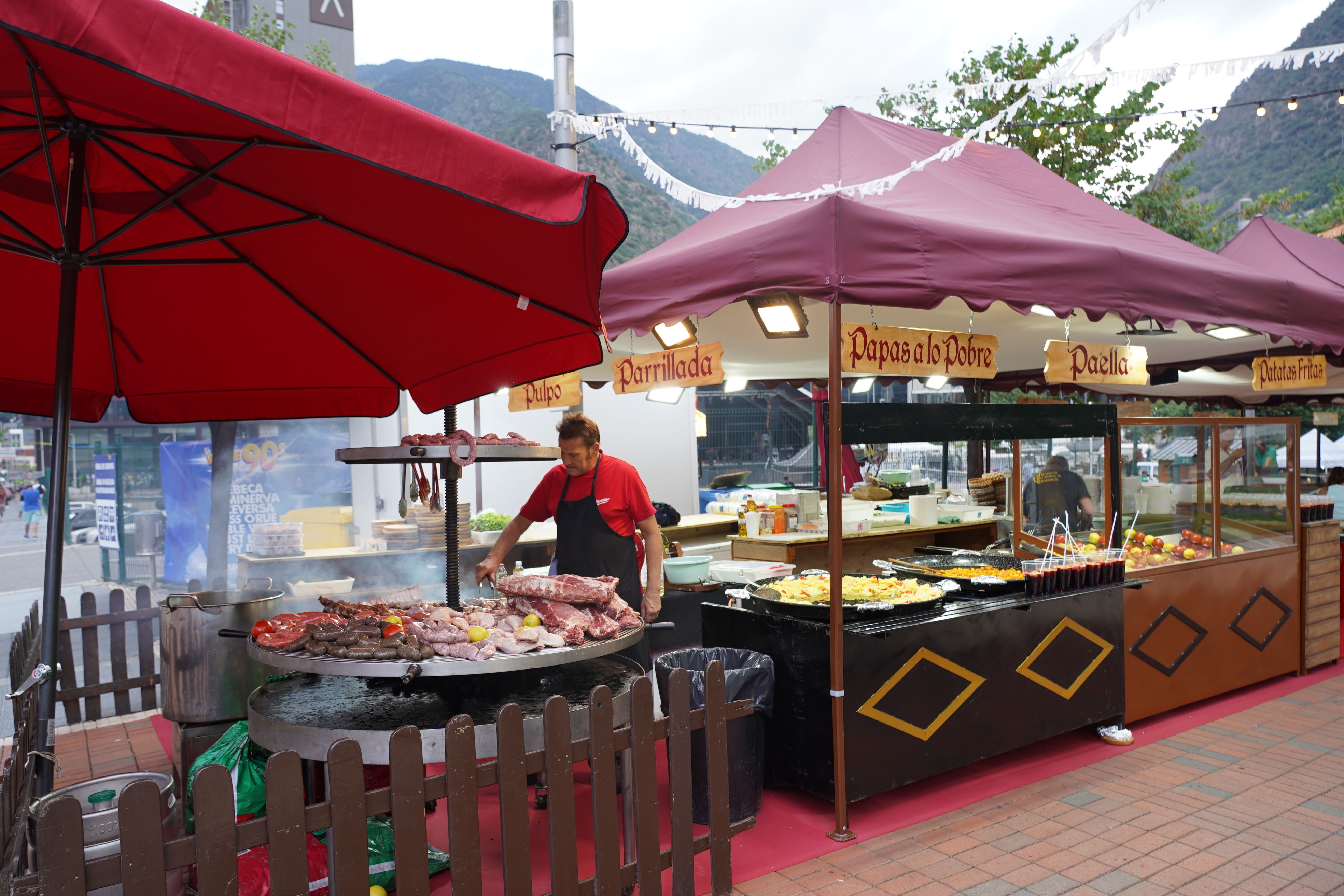 Estand de menjar al Prat del Roure. Estand de menjar al Prat del Roure.