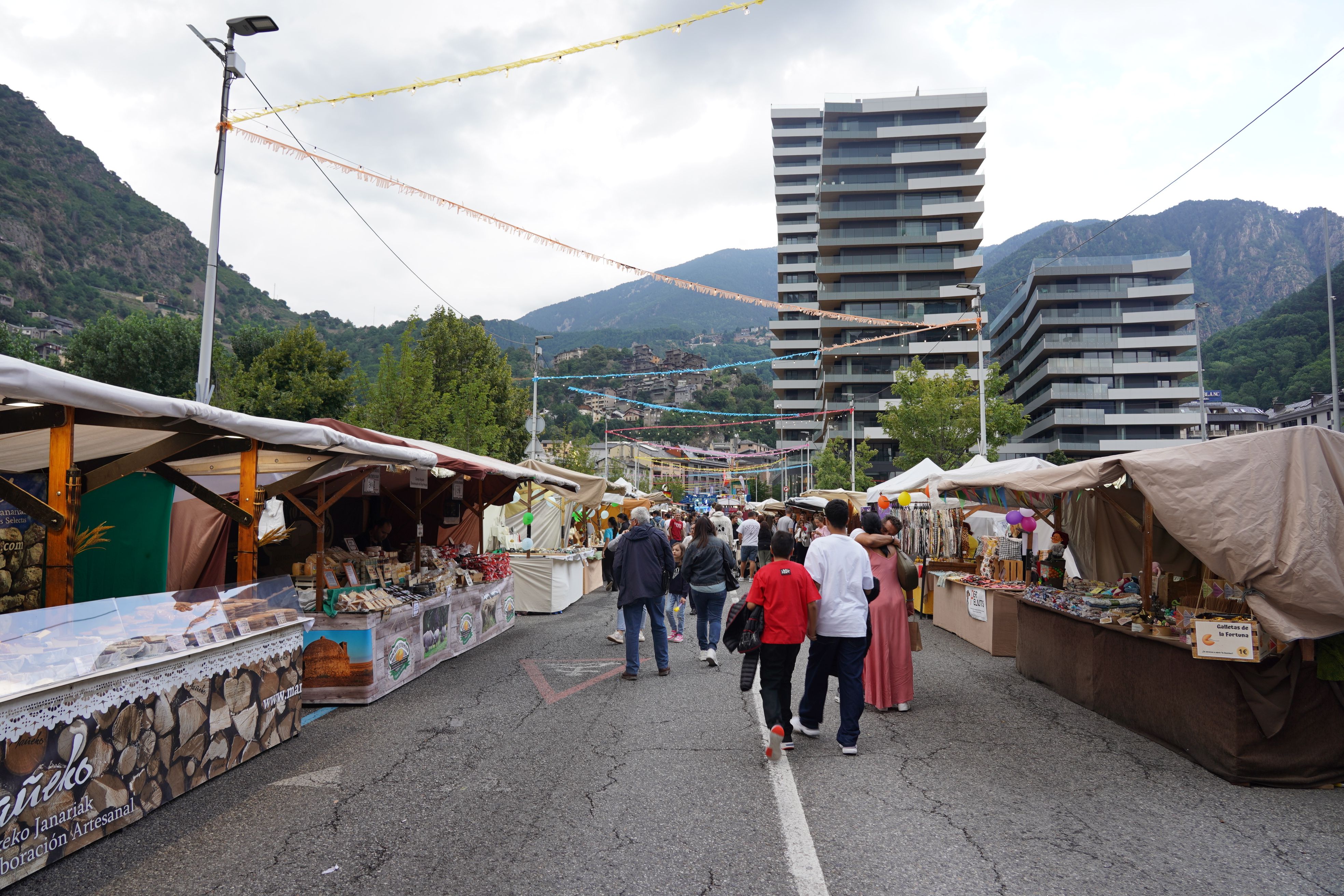 Ambient al Prat del Roure durant l’inici de la festa major. Ambient al Prat del Roure durant l’inici de la festa major.