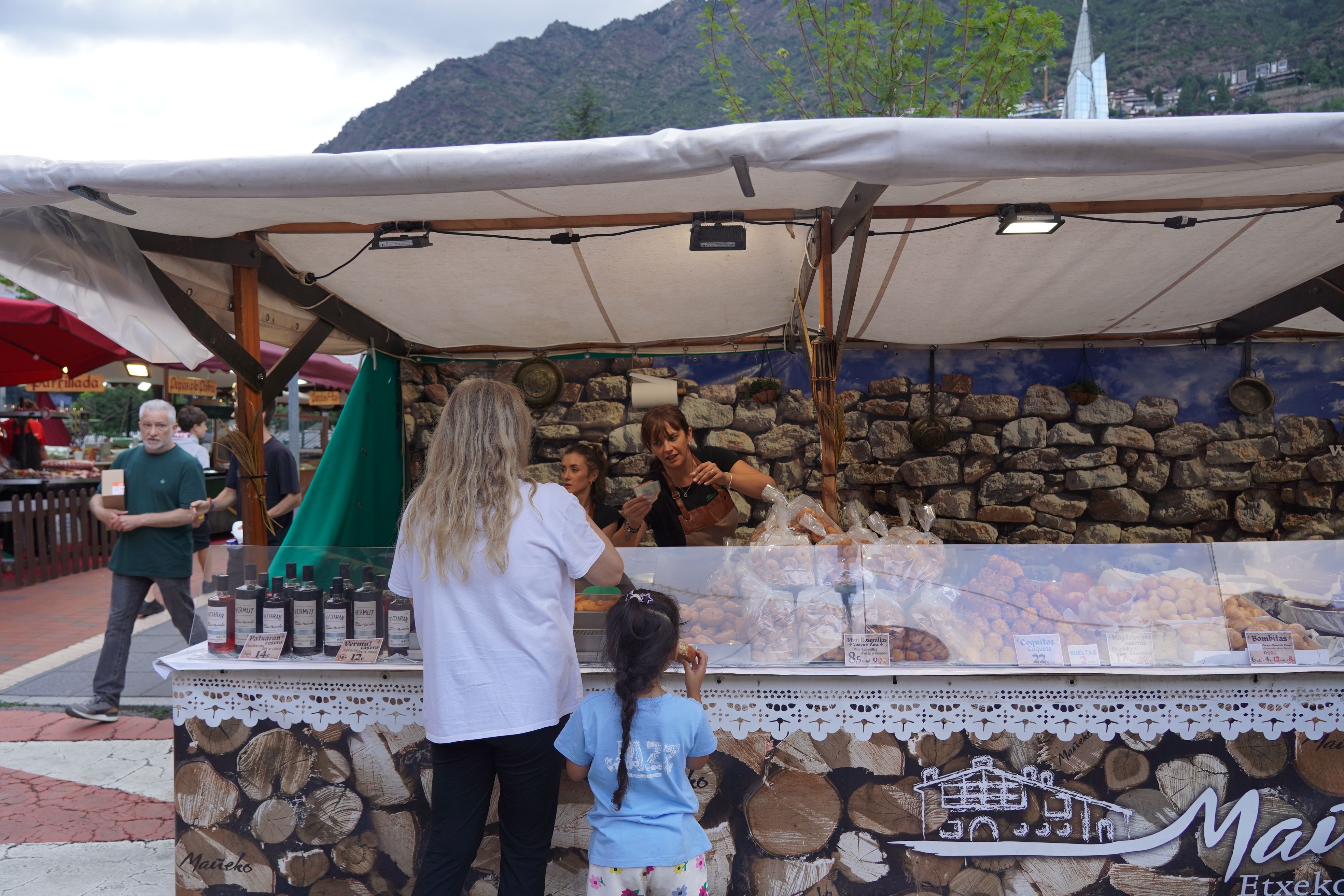 Una mare i la seva filla en una parada de dolços. Una mare i la seva filla en una parada de dolços.