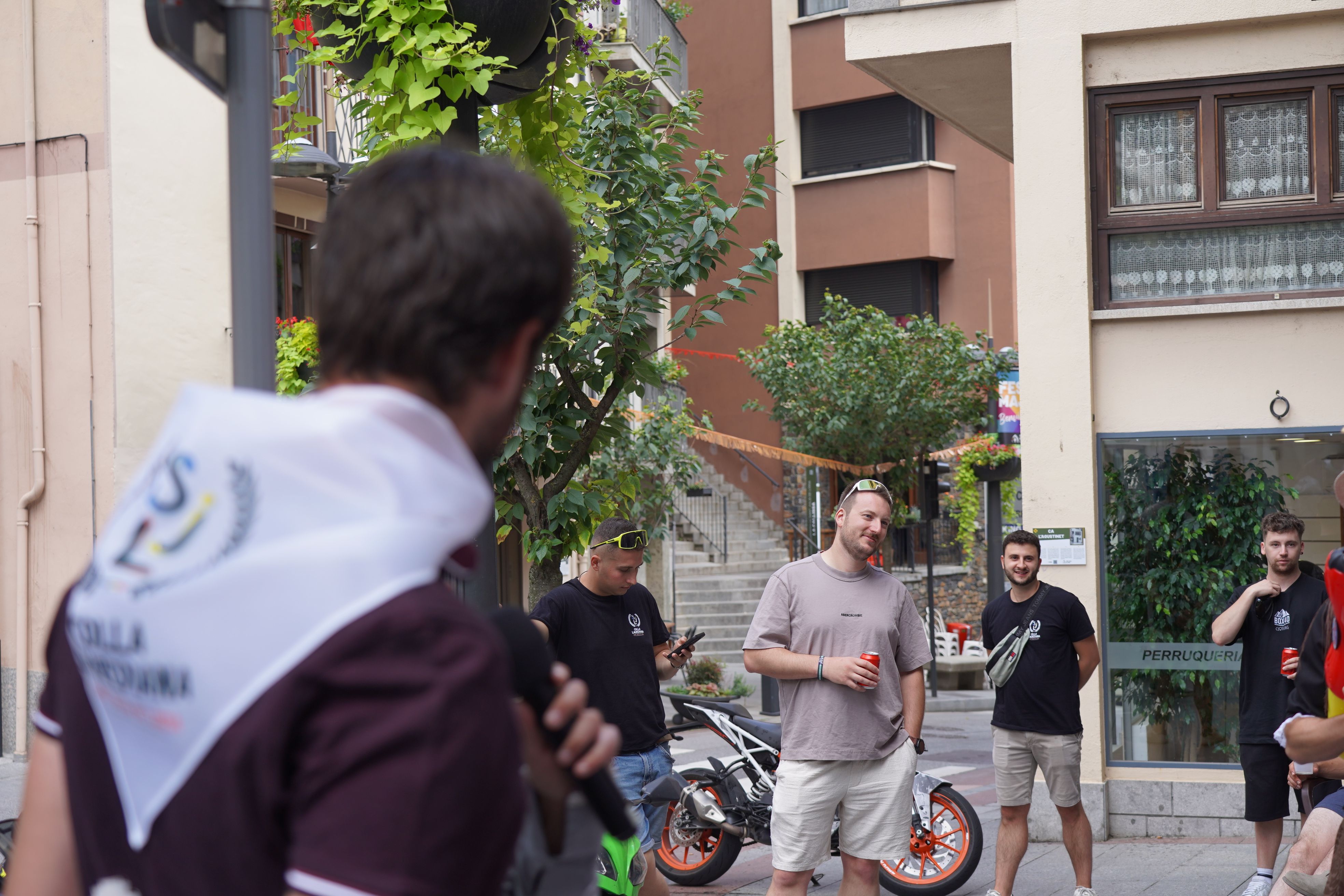 Membres de la Colla Laurediana escoltant el cònsol major. Membres de la Colla Laurediana escoltant el cònsol major.