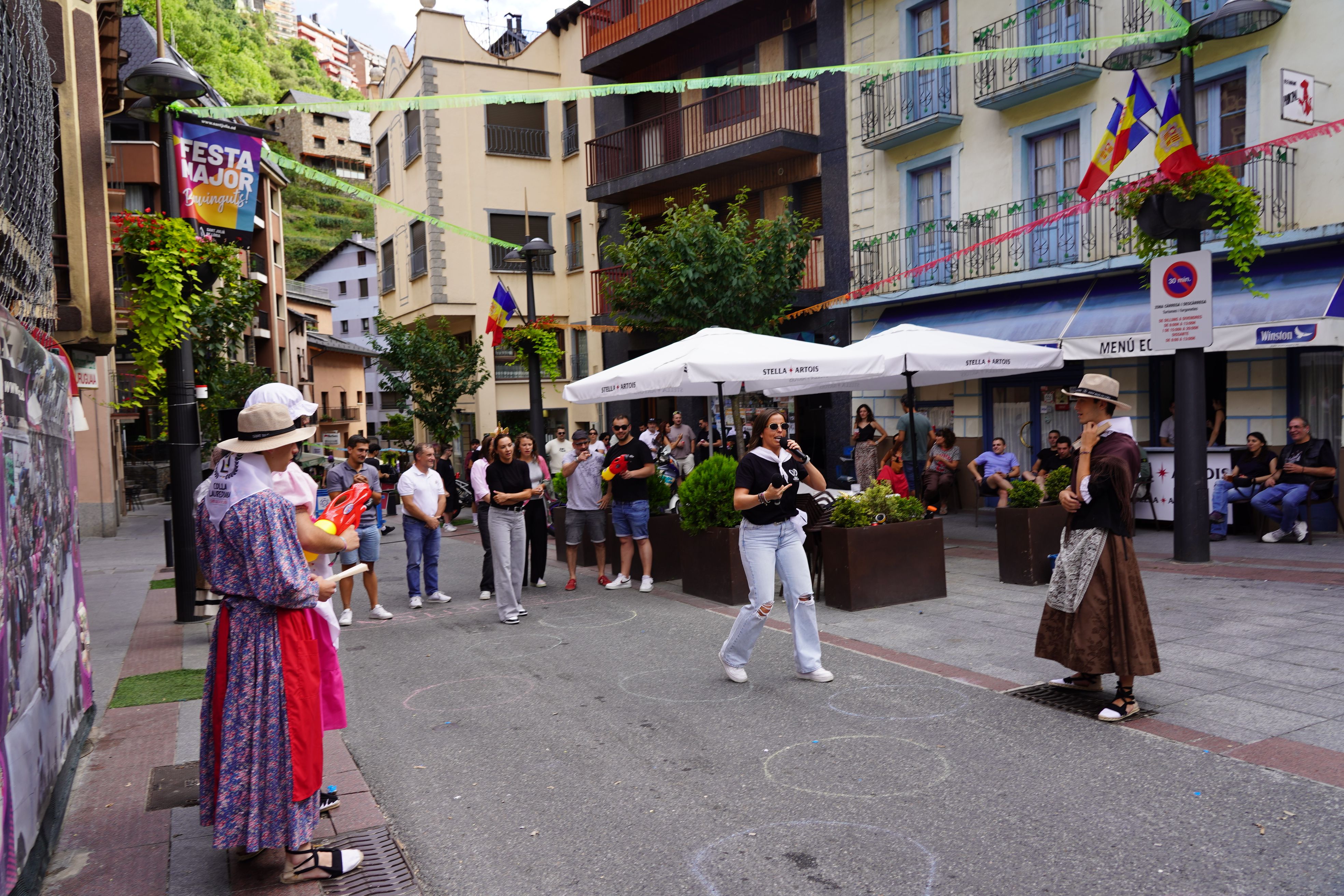 Íngrid Bardina, vicepresidenta de la Colla Laurediana, dona instruccions abans d’una de les proves. Íngrid Bardina, vicepresidenta de la Colla Laurediana, dona instruccions abans d’una de les proves.