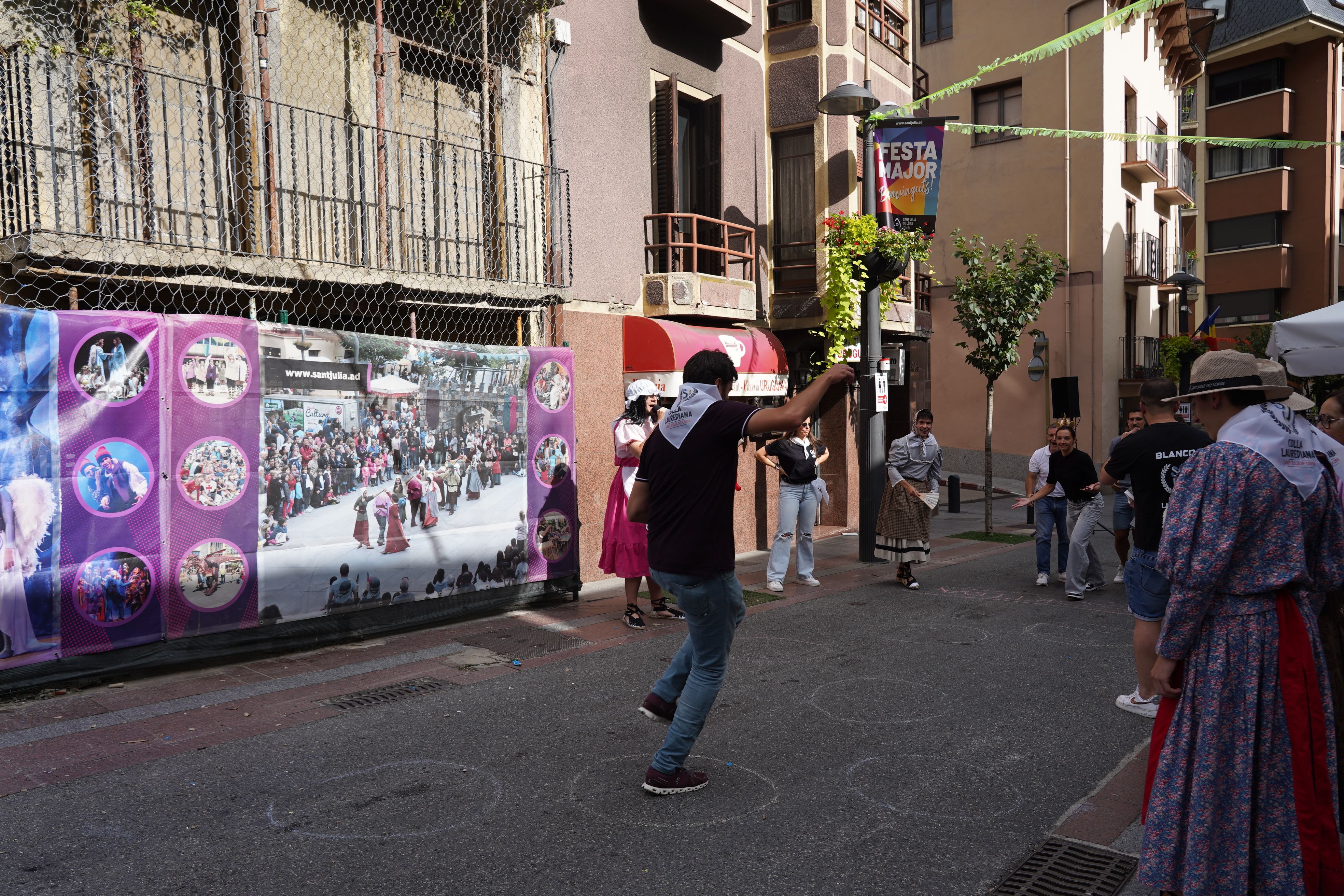 El cònsol major salta a peu coix. El cònsol major salta a peu coix.