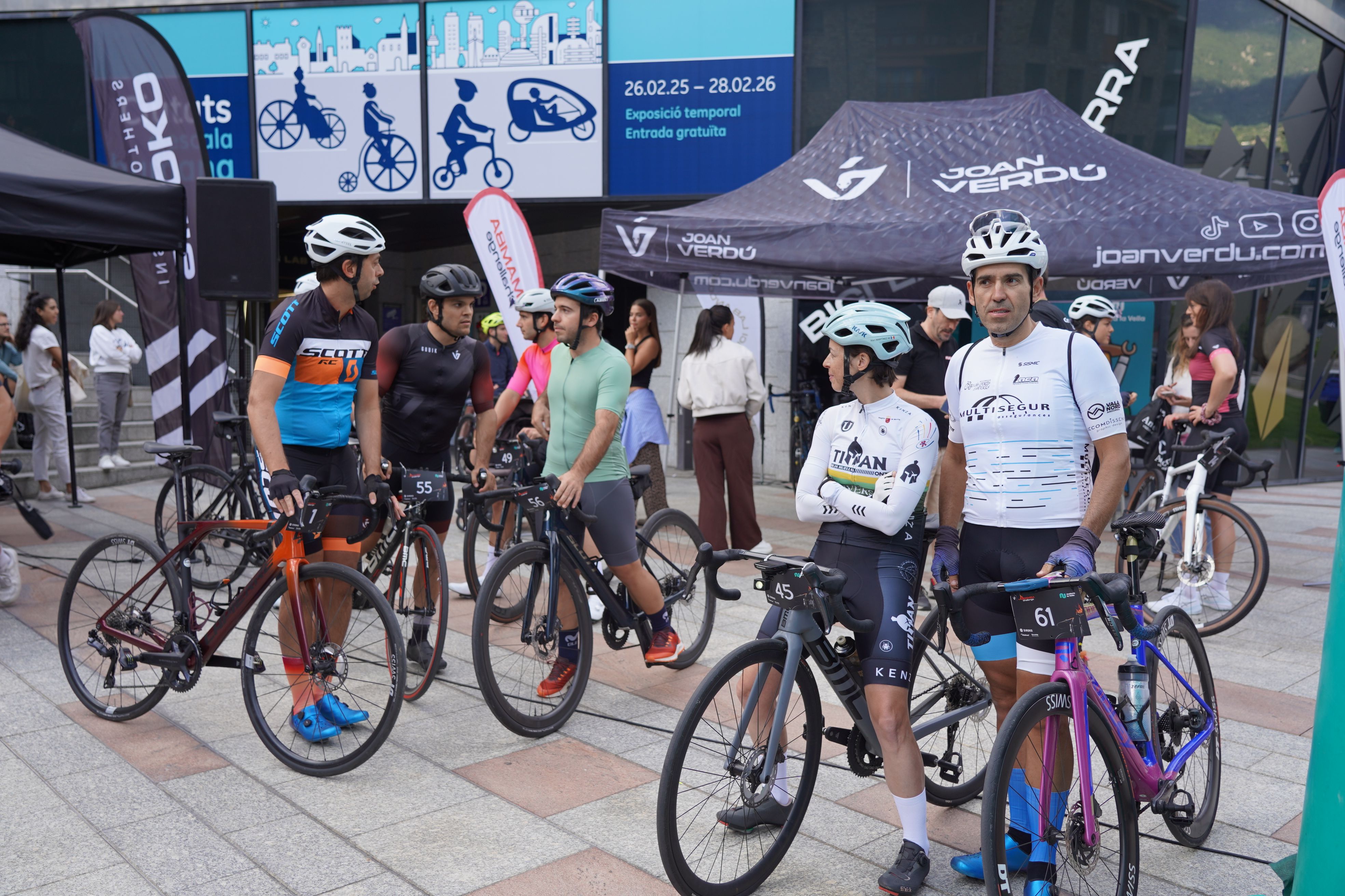 Un grup de participants abans de la sortida. Un grup de participants abans de la sortida.