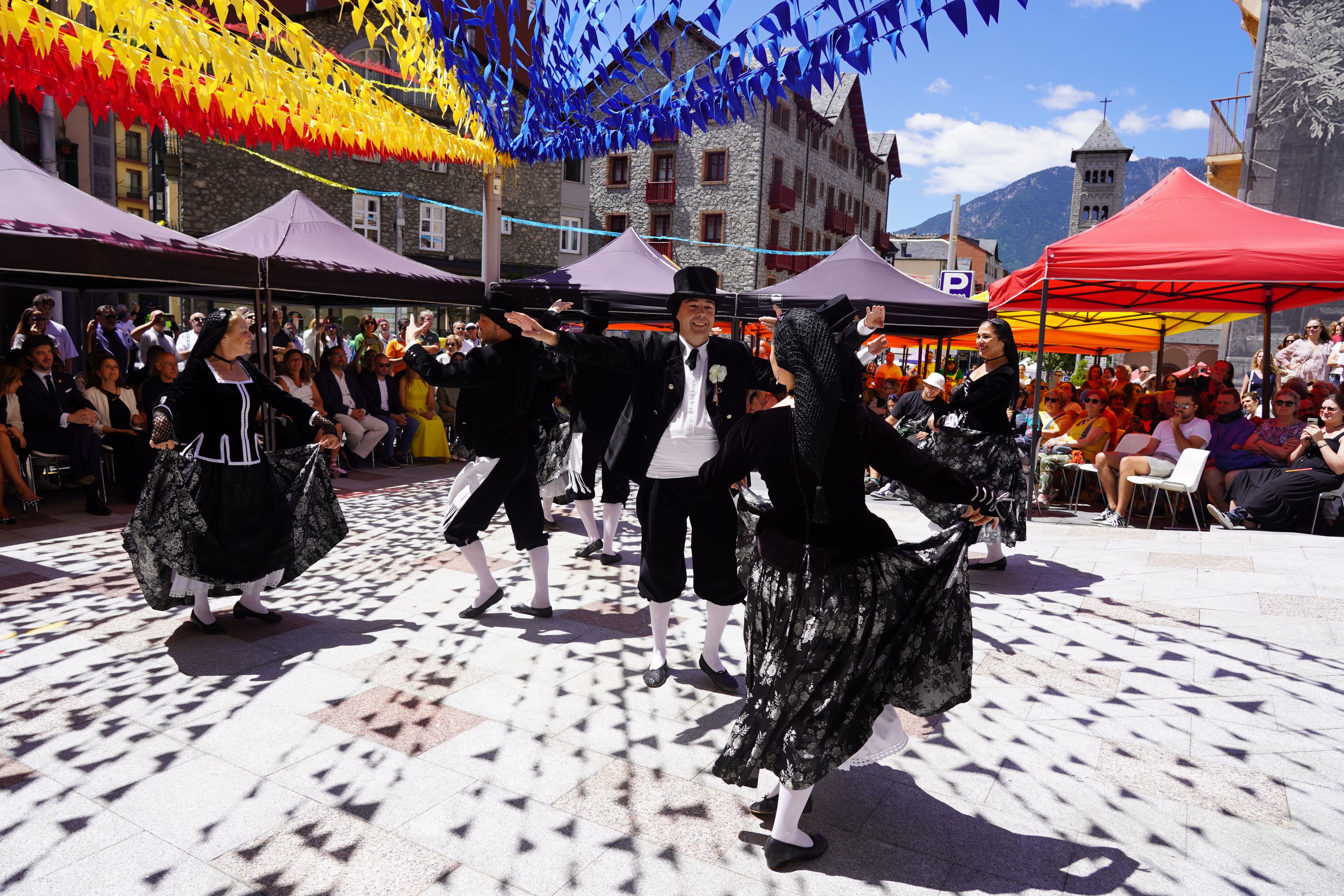 Un altre dels grups de l'esbart mostrant el seu talent. Un altre dels grups de l'esbart mostrant el seu talent.