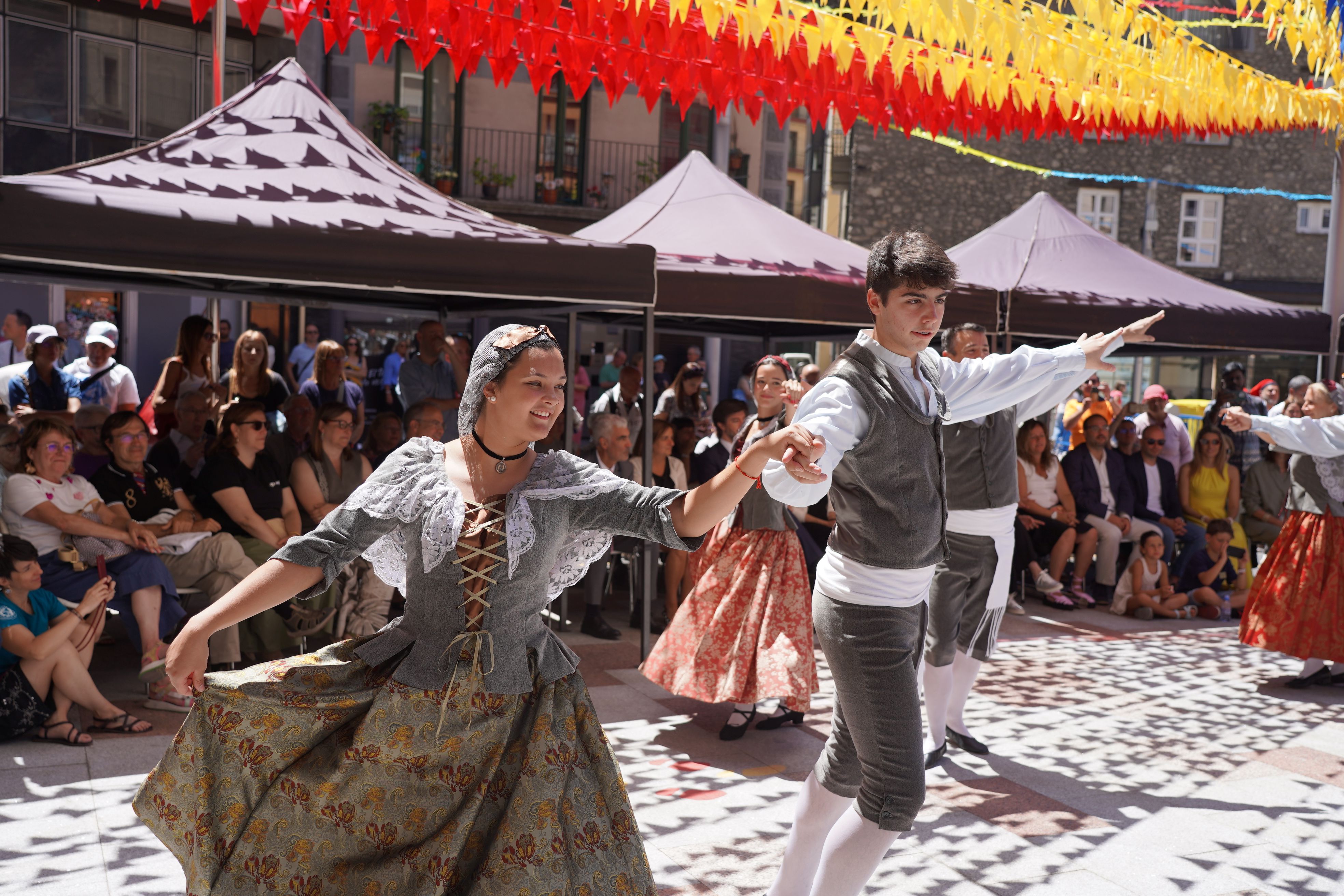 Dos dels dansaires en plena actuació. Dos dels dansaires en plena actuació.