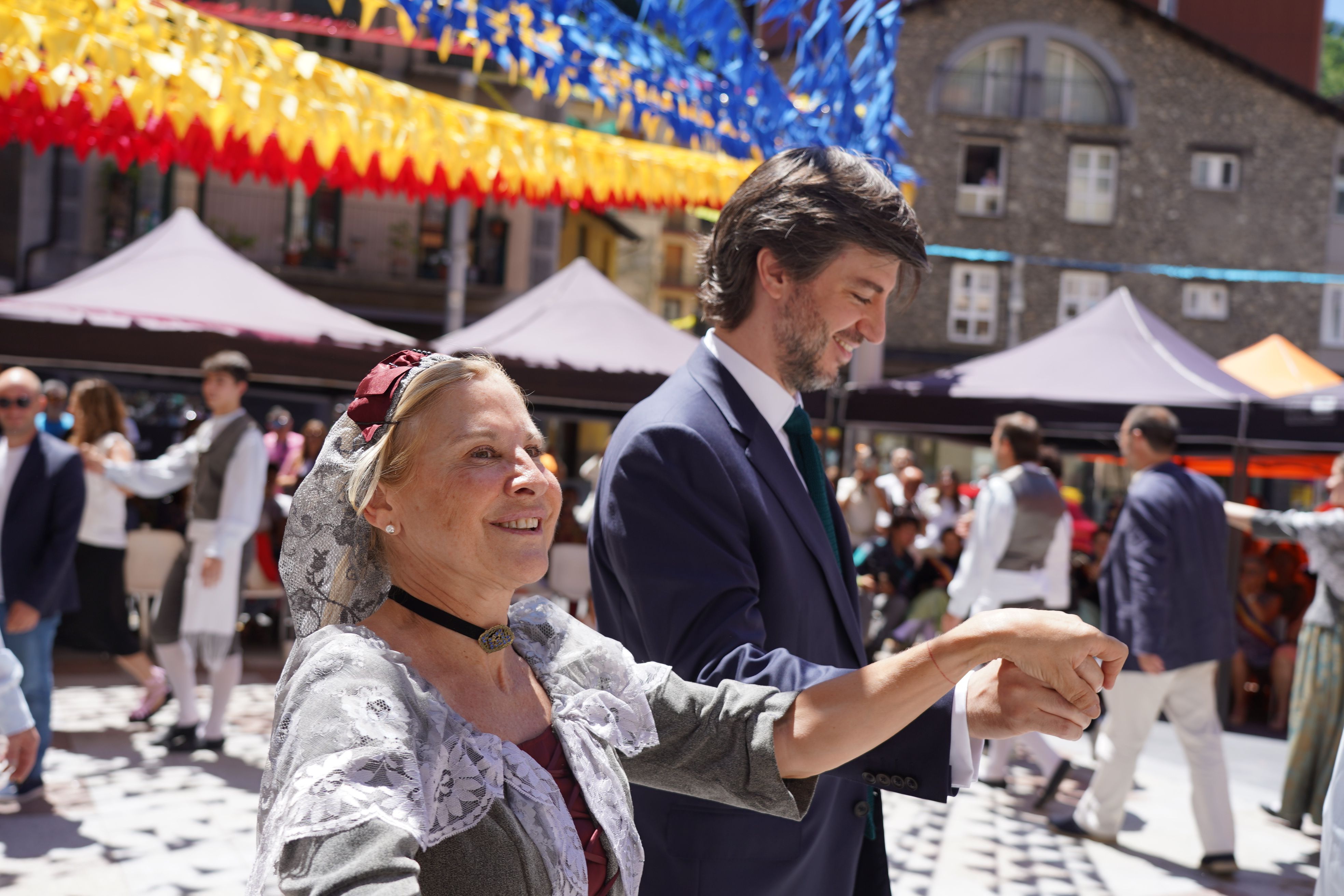 El síndic general, durant el ball amb les autoritats. El síndic general, durant el ball amb les autoritats.