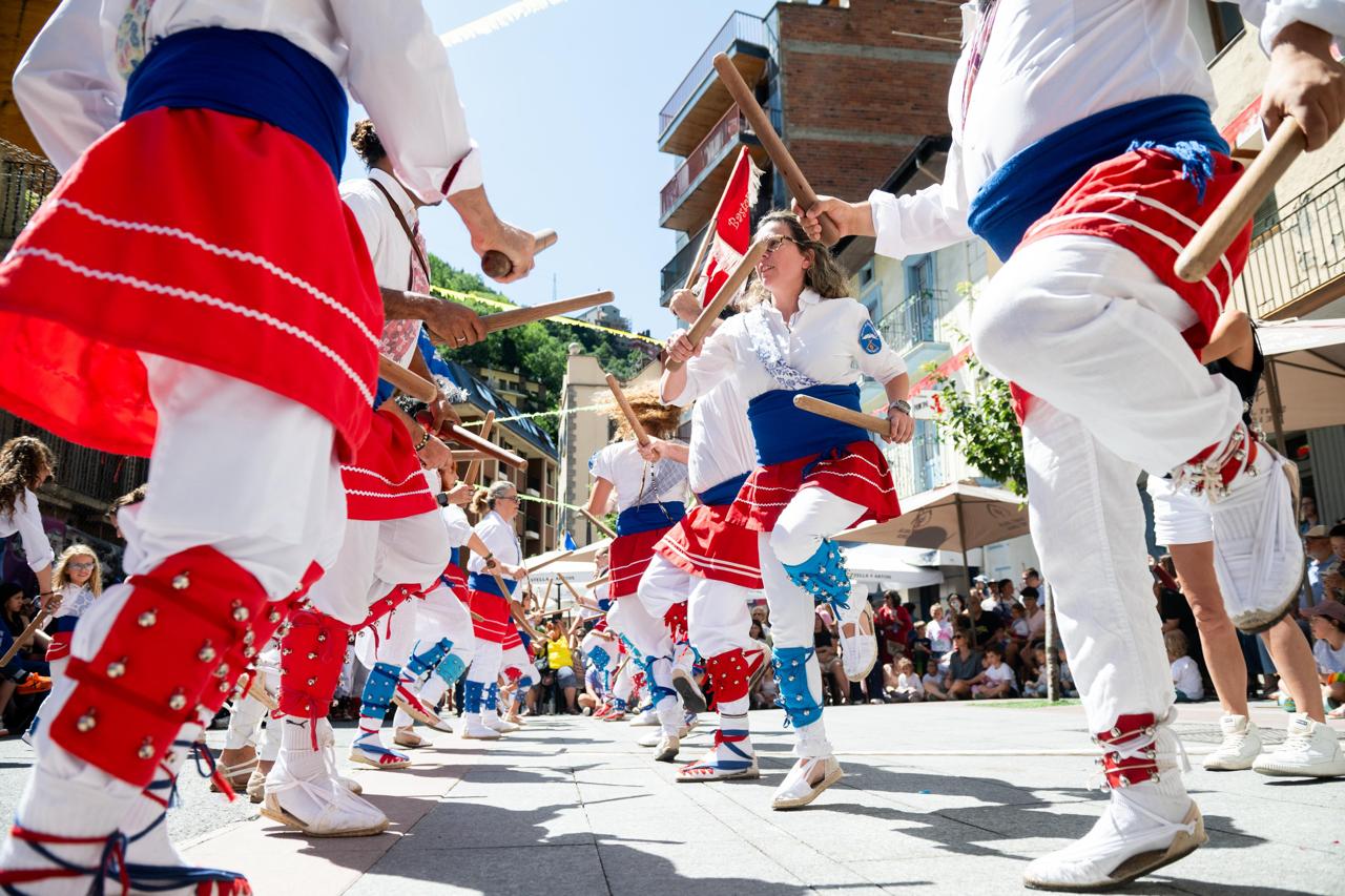 Bastoners durant la cercavila. Bastoners durant la cercavila.