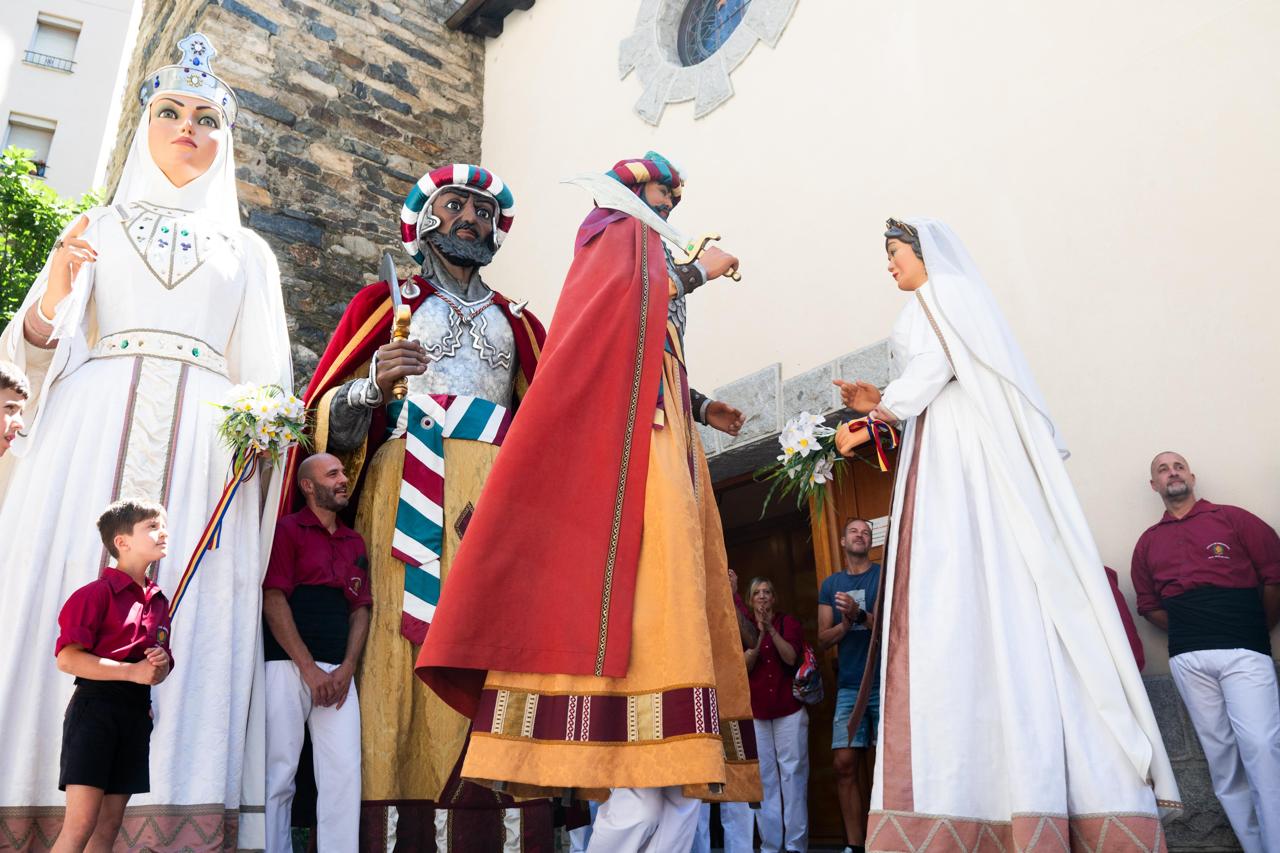 Els gegants al costat de l'església. Els gegants al costat de l'església.