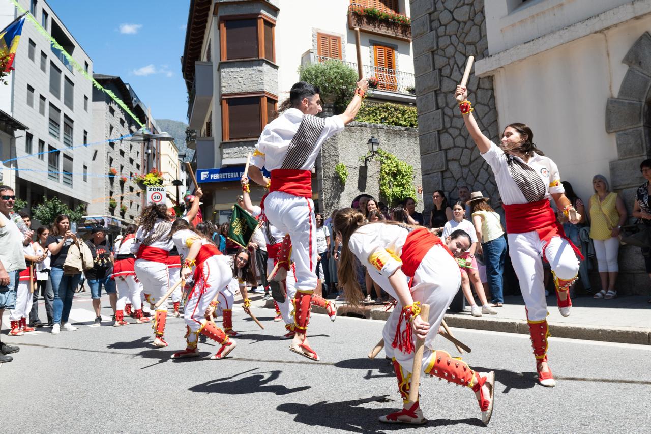 Més bastoners. Més bastoners.