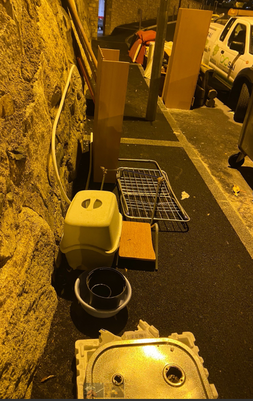 Els veïns del Pedral es troben de tot per les voravies del barri. Els veïns del Pedral es troben de tot per les voravies del barri.