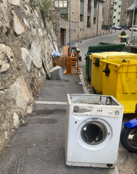 Trastos 'abandonats' en un dels carrers del Pedral. Trastos 'abandonats' en un dels carrers del Pedral.