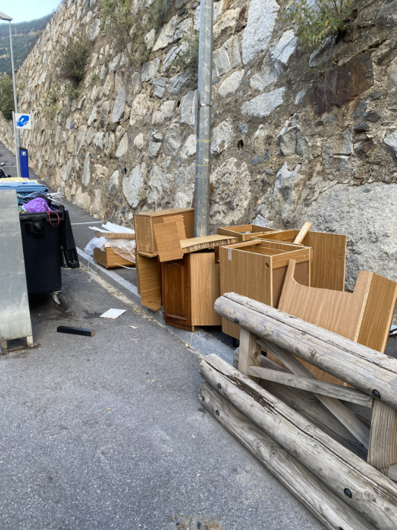 Els veïns del Pedral es troben de tot per les voravies del barri. Els veïns del Pedral es troben de tot per les voravies del barri.