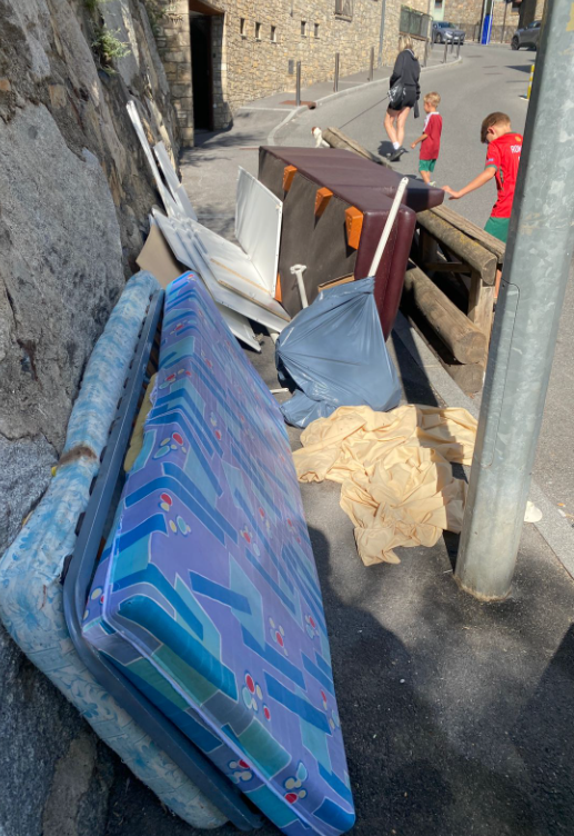 Els veïns del Pedral es troben de tot per les voravies del barri. Els veïns del Pedral es troben de tot per les voravies del barri.