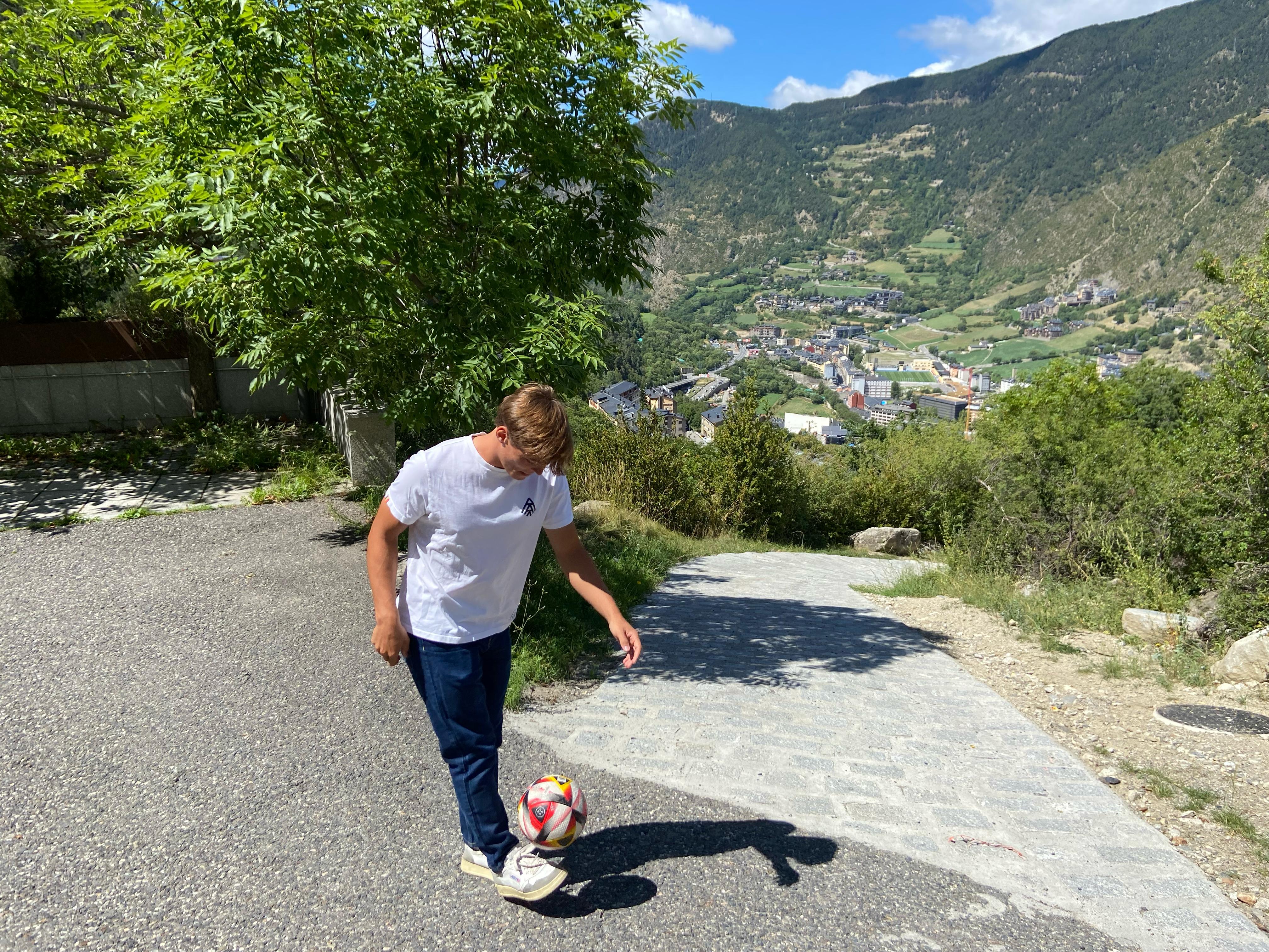 Le Normand, fent uns tocs als Cortals amb el nou estadi de la FAF de fons. Le Normand, fent uns tocs als Cortals amb el nou estadi de la FAF de fons.