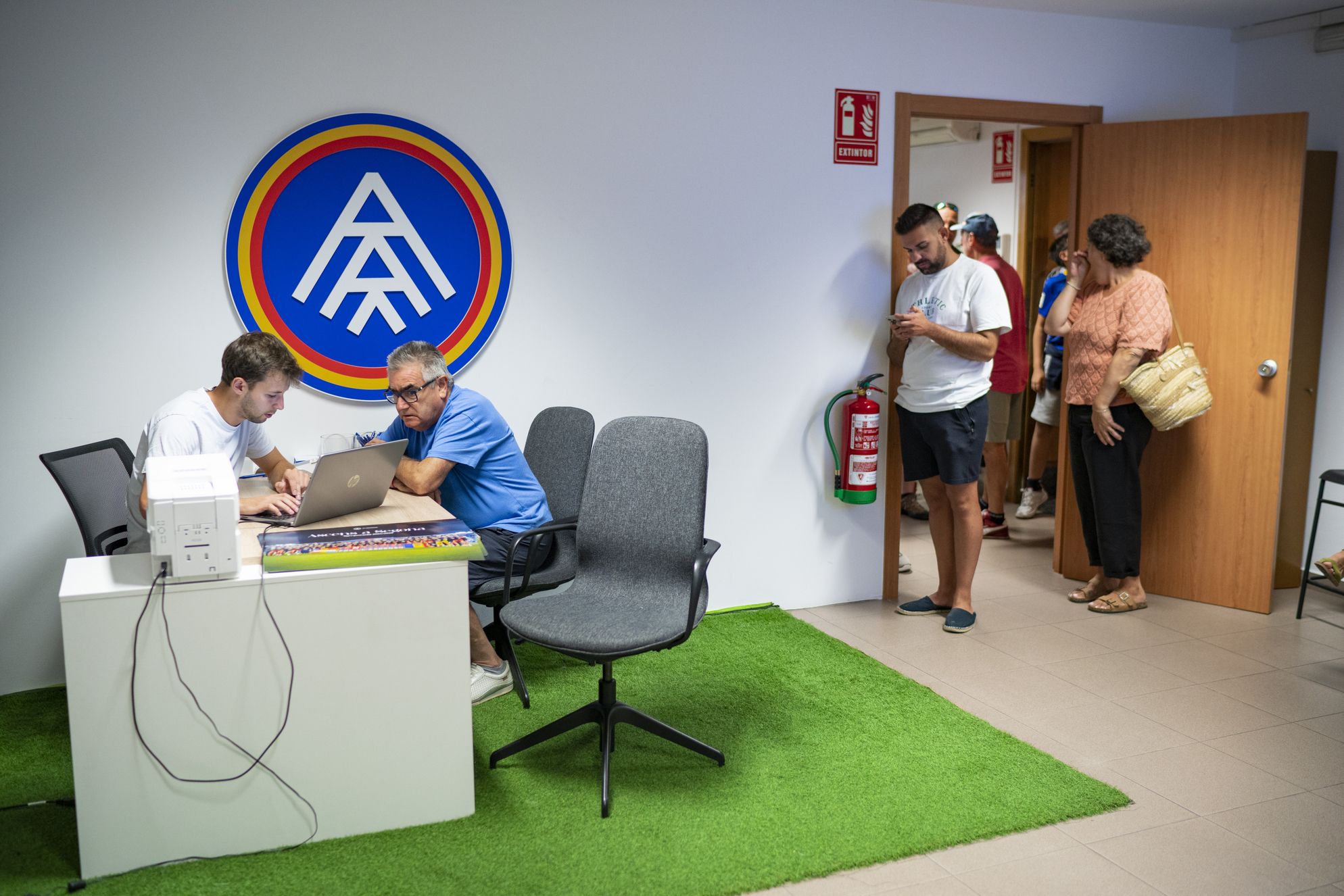 ABONATS FENT LA RENOVACIÓ (O ESPERANT TORN) DEL SEU PASSI.