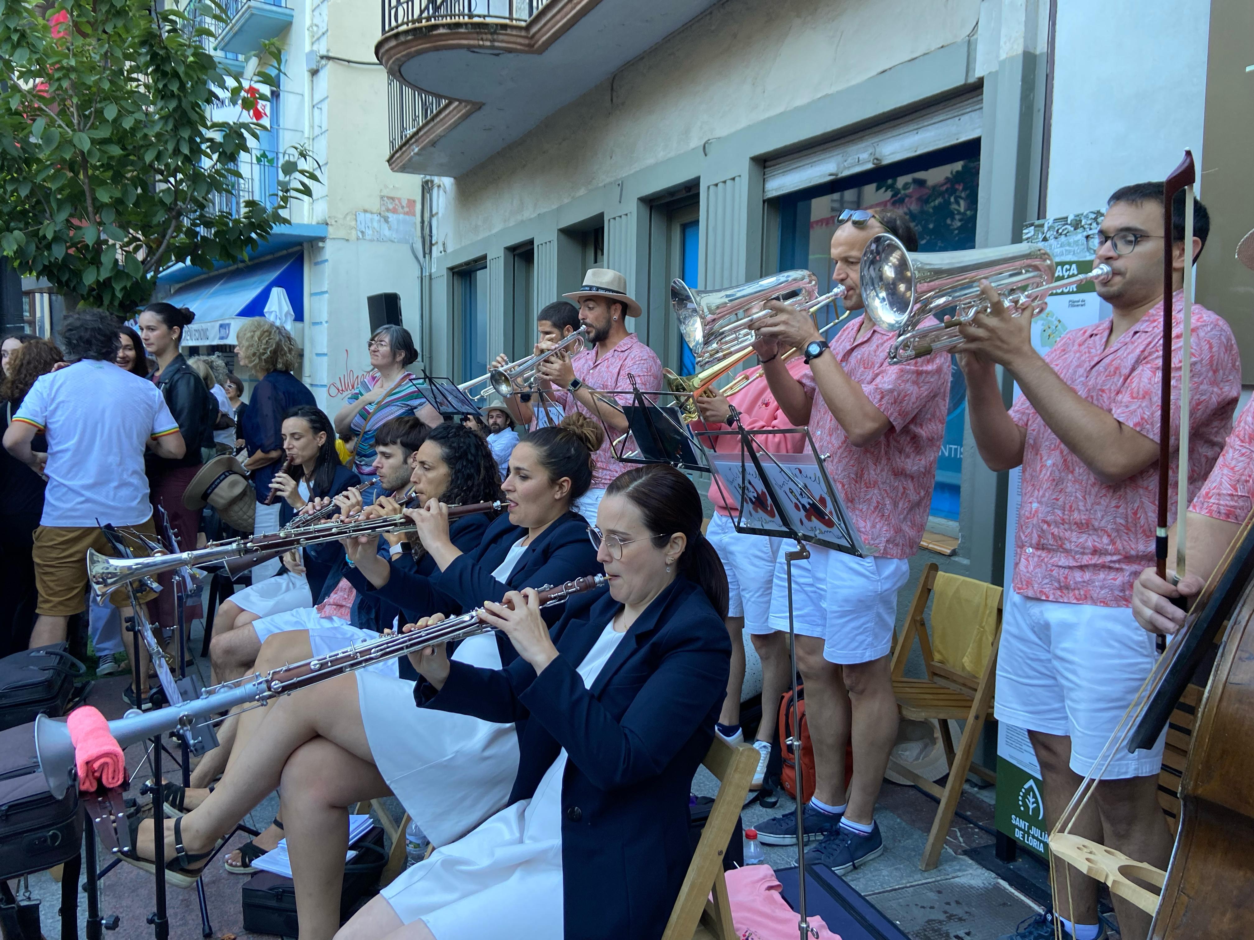 La cobla Vents de Riella ha acompanyat els balls amb la seva música tradicional.