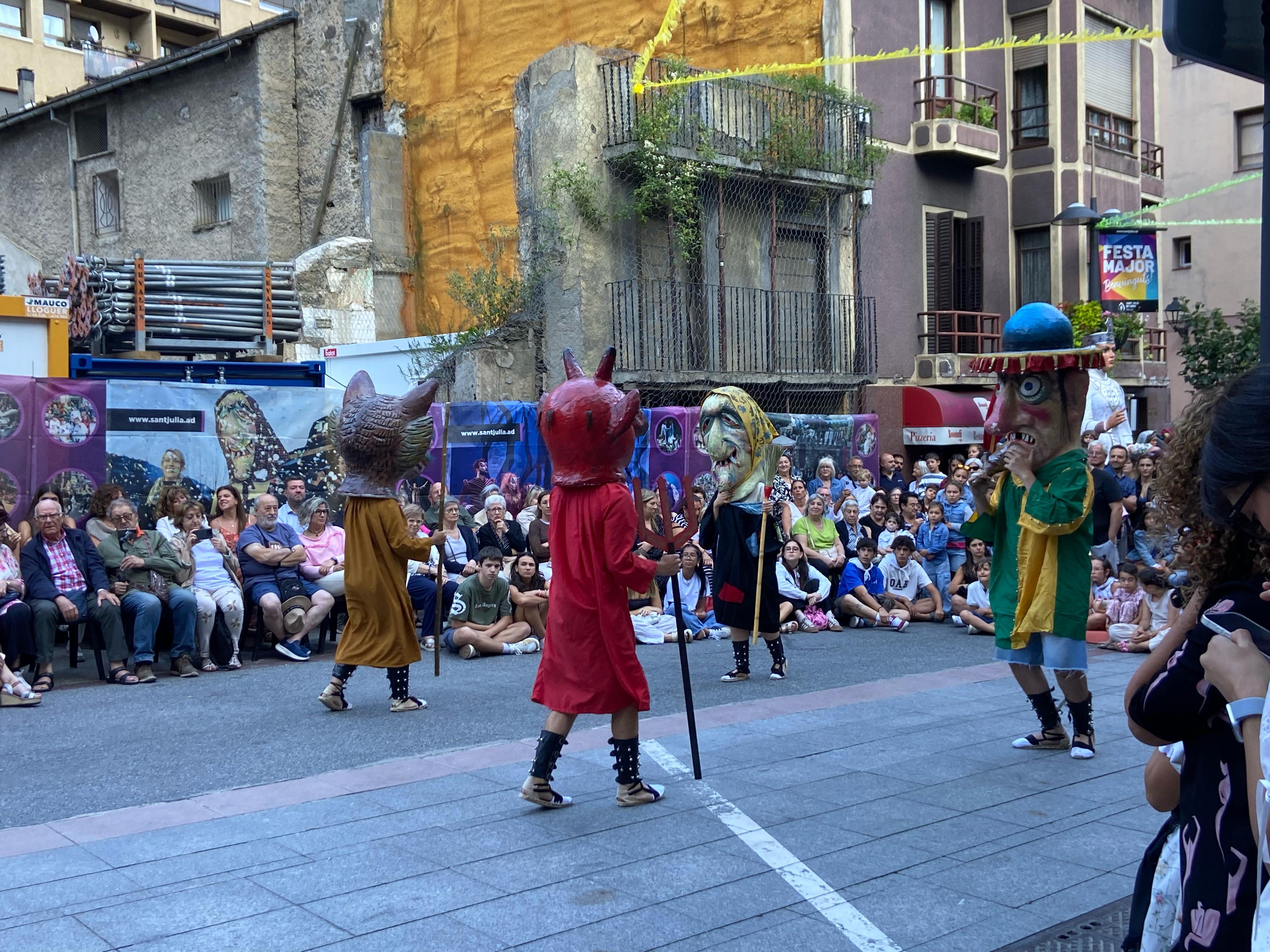 Els capgrossos, presents a la plaça Major.