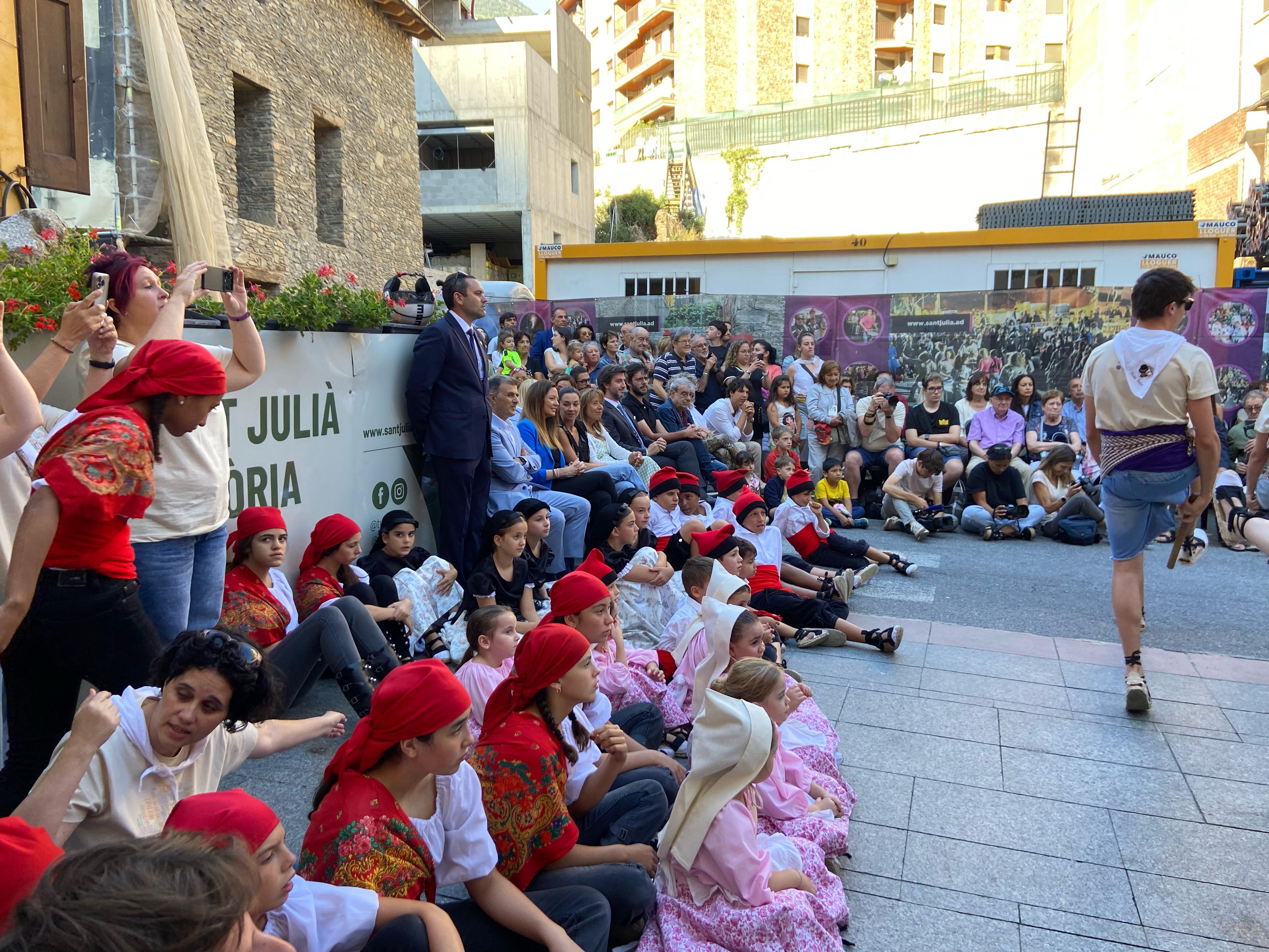 Presència d'infants i diverses autoritats, a primera fila.