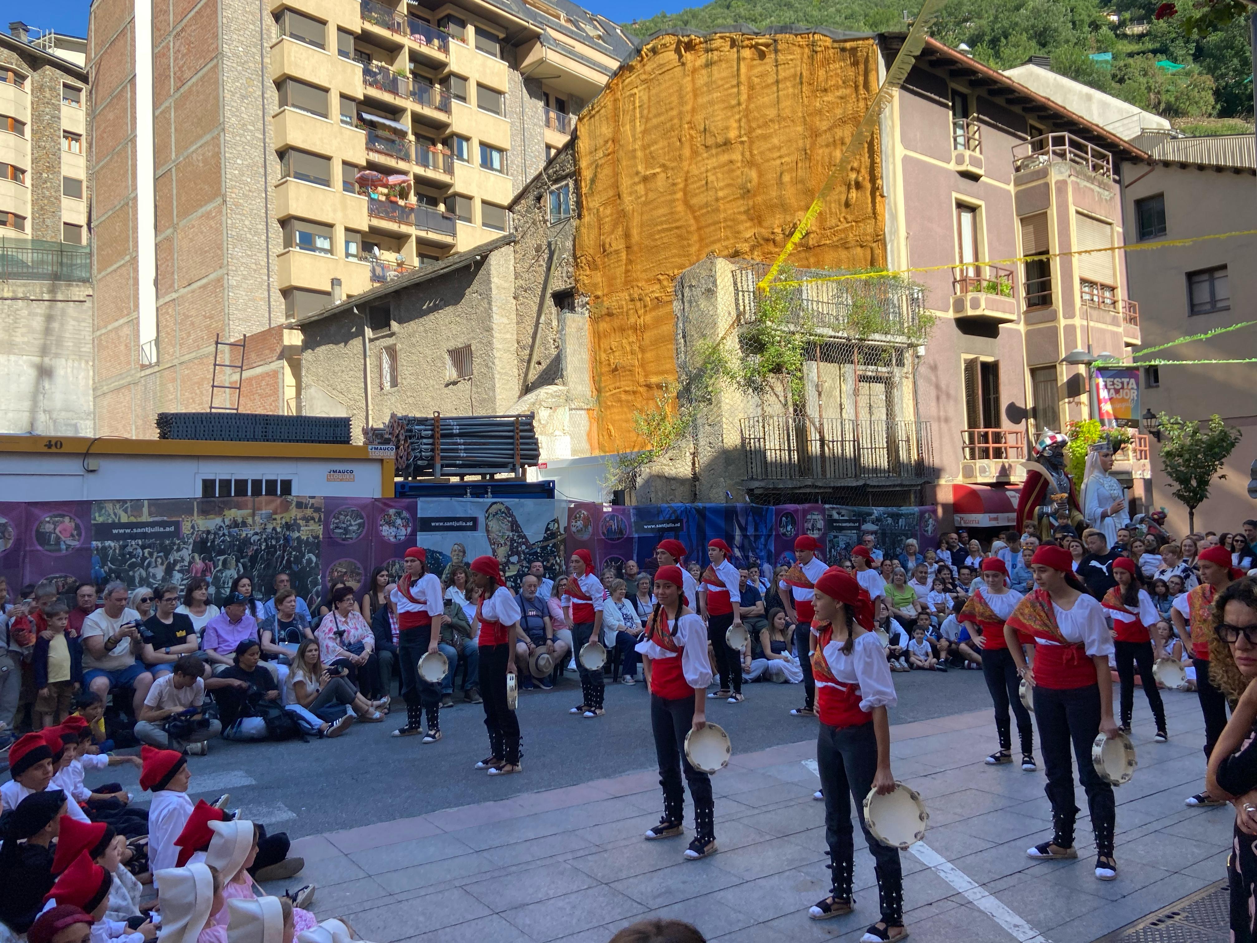 Tots col·locats per començar la representació.