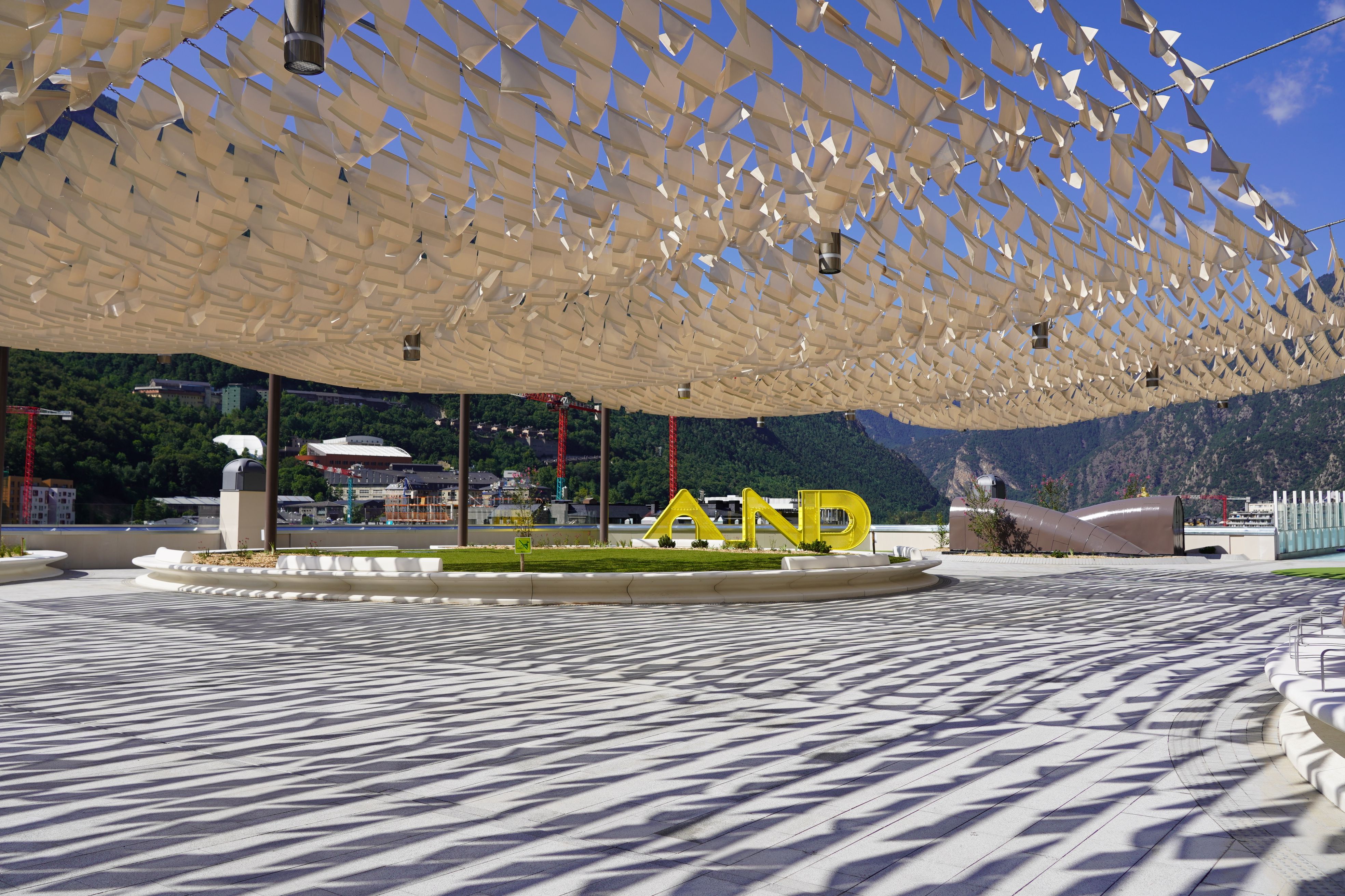 Imatge de la renovada plaça del Poble. Imatge de la renovada plaça del Poble.